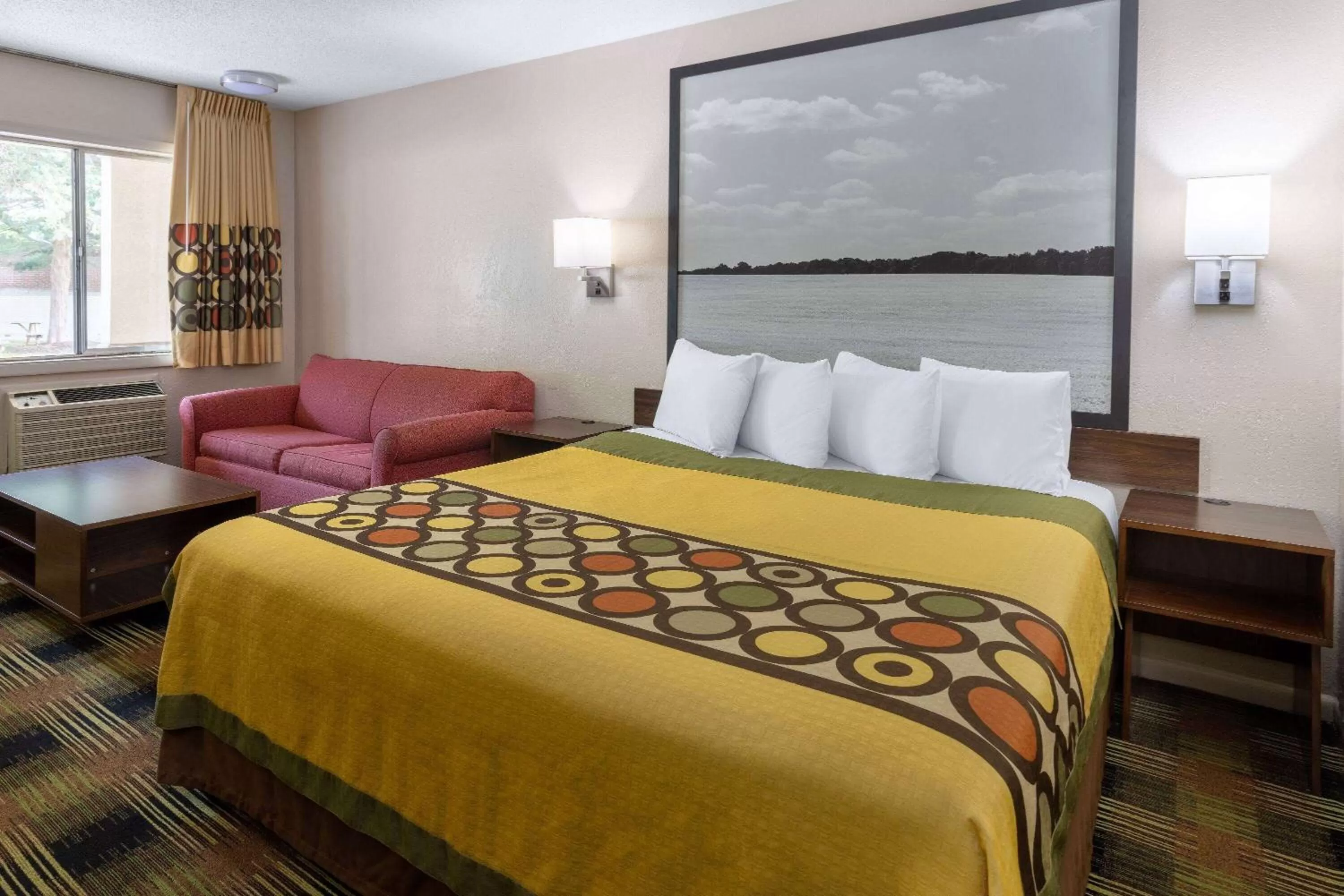 Photo of the whole room, Bed in Super 8 by Wyndham Williamsburg/Historic Area