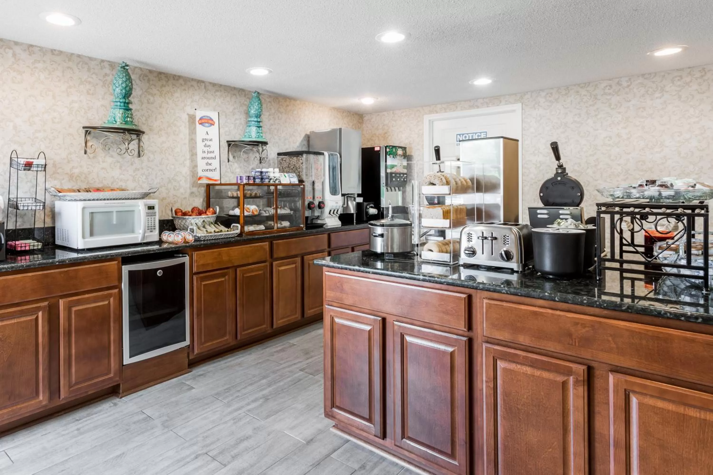 Restaurant/places to eat in Baymont by Wyndham Greensboro/Coliseum