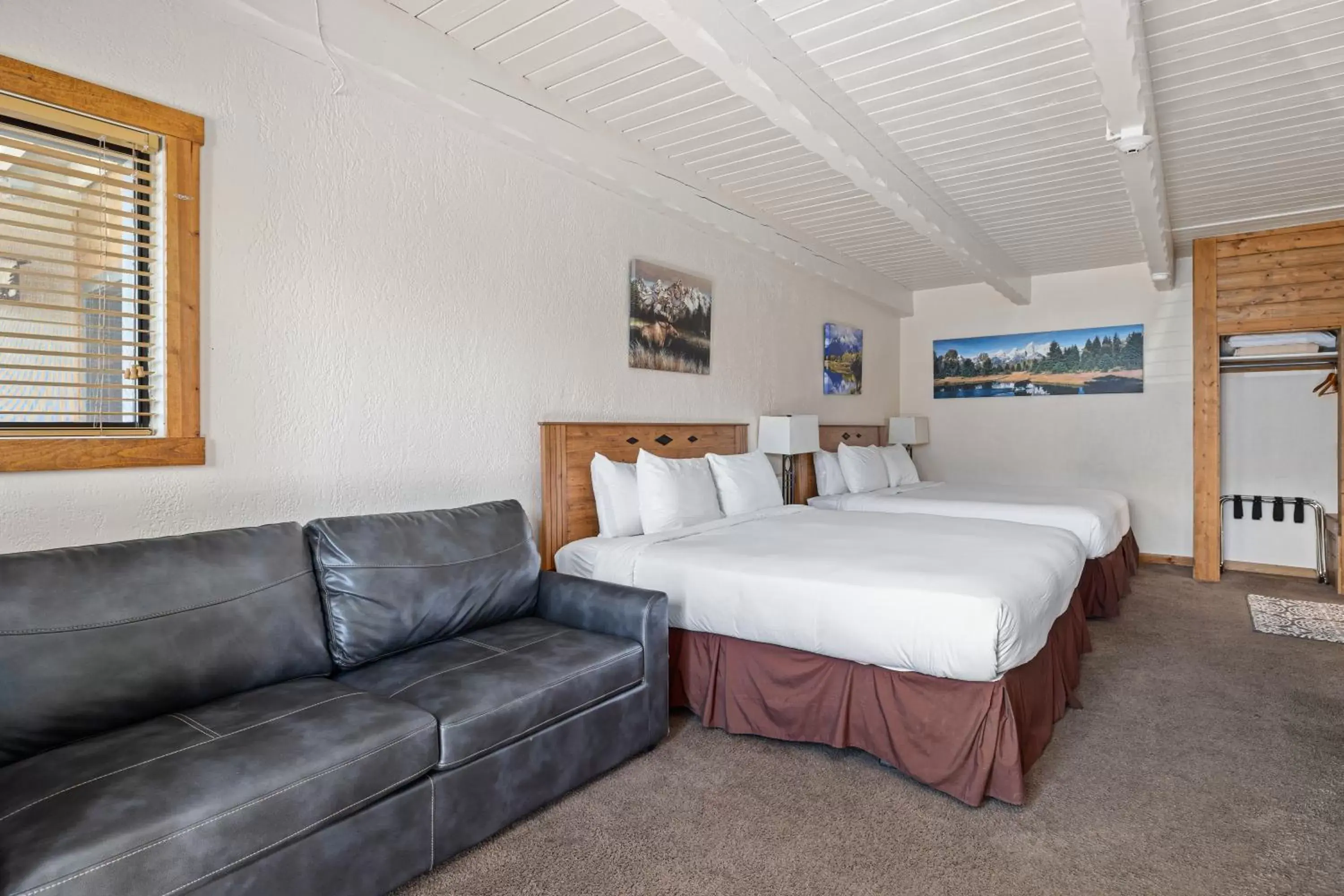 Photo of the whole room, Bed in Elk Refuge Inn