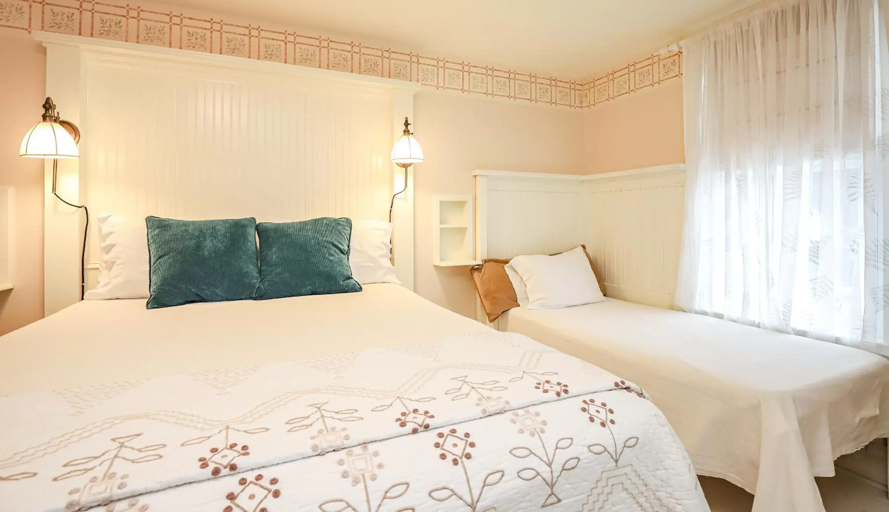 Superior Triple Room in The Charlotte Hotel & Restaurant Superior Triple Room in The Charlotte Hotel & Restaurant