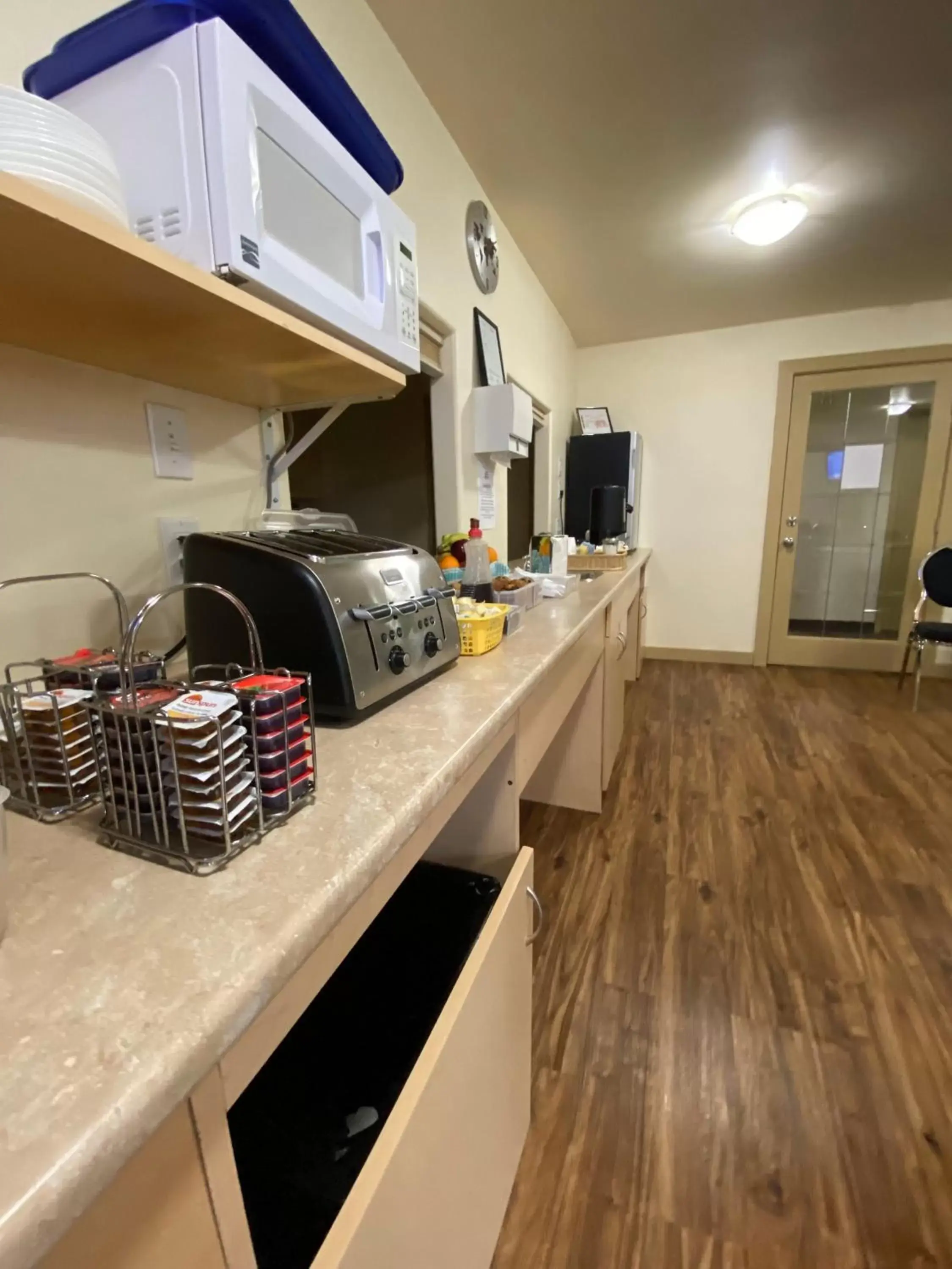 Breakfast, Kitchen/Kitchenette in Sleep Suite Motel