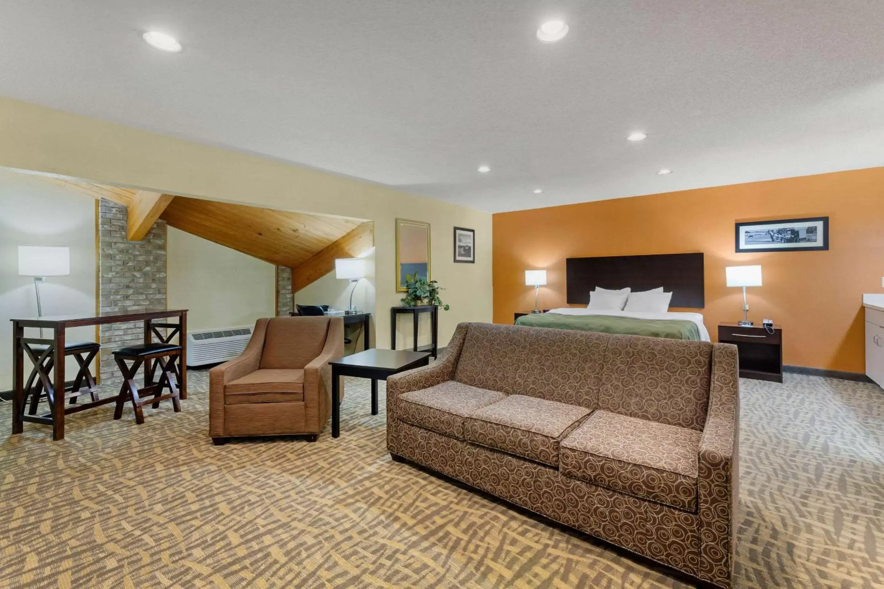 Photo of the whole room in Quality Inn-Wooster