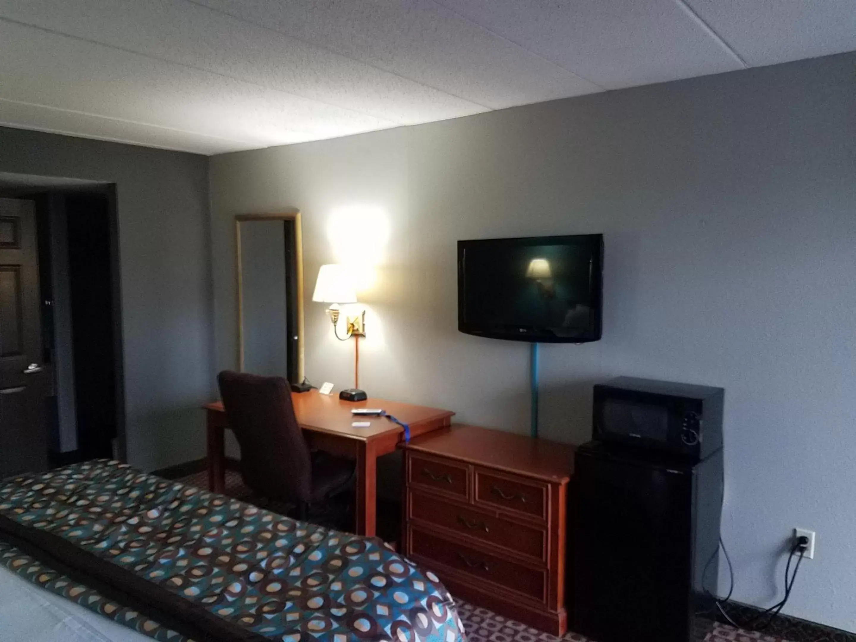 TV and multimedia, TV/Entertainment Center in Americas Best Value Inn St. Louis Downtown