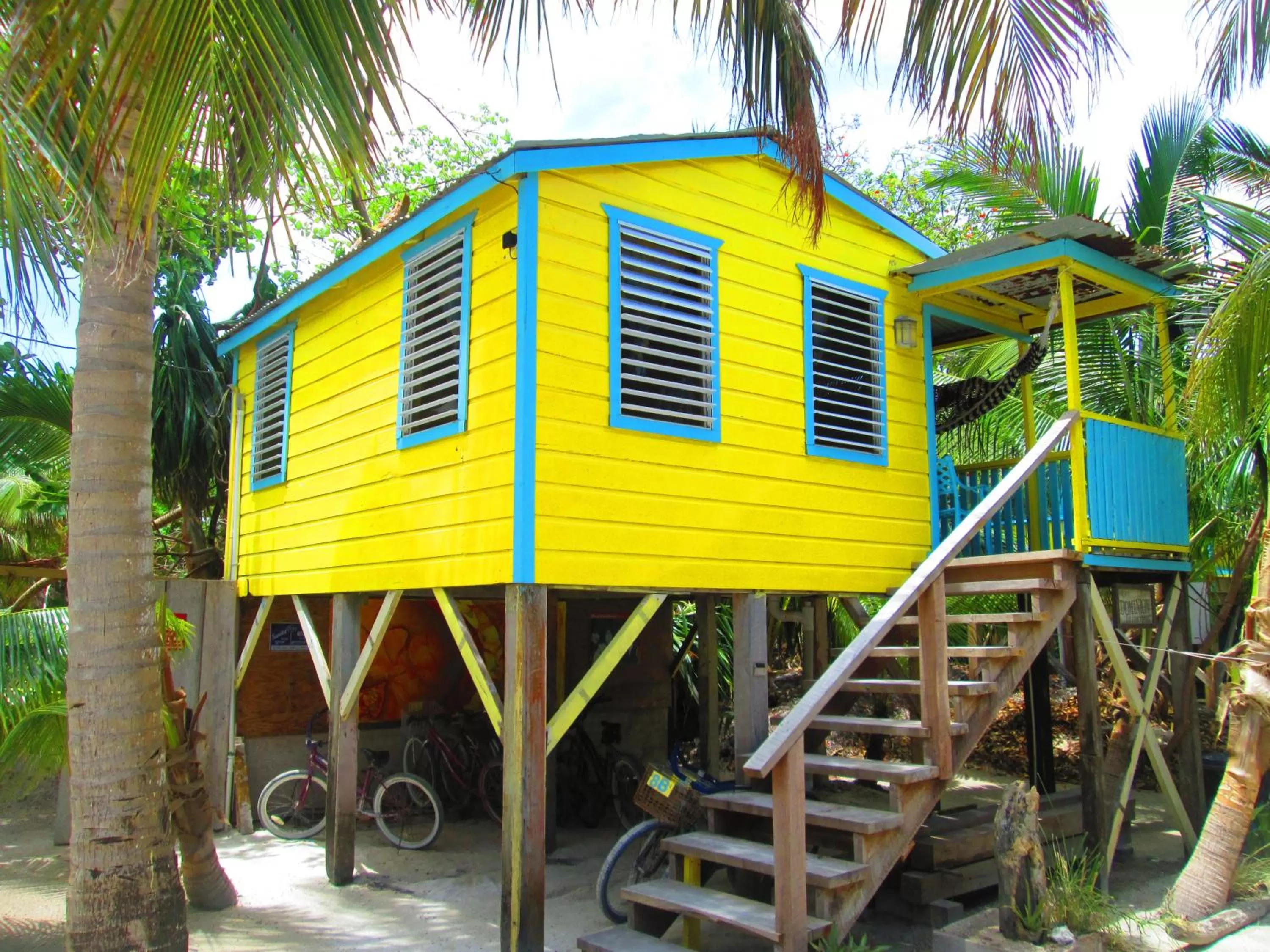 Facade/entrance in Colinda Cabanas