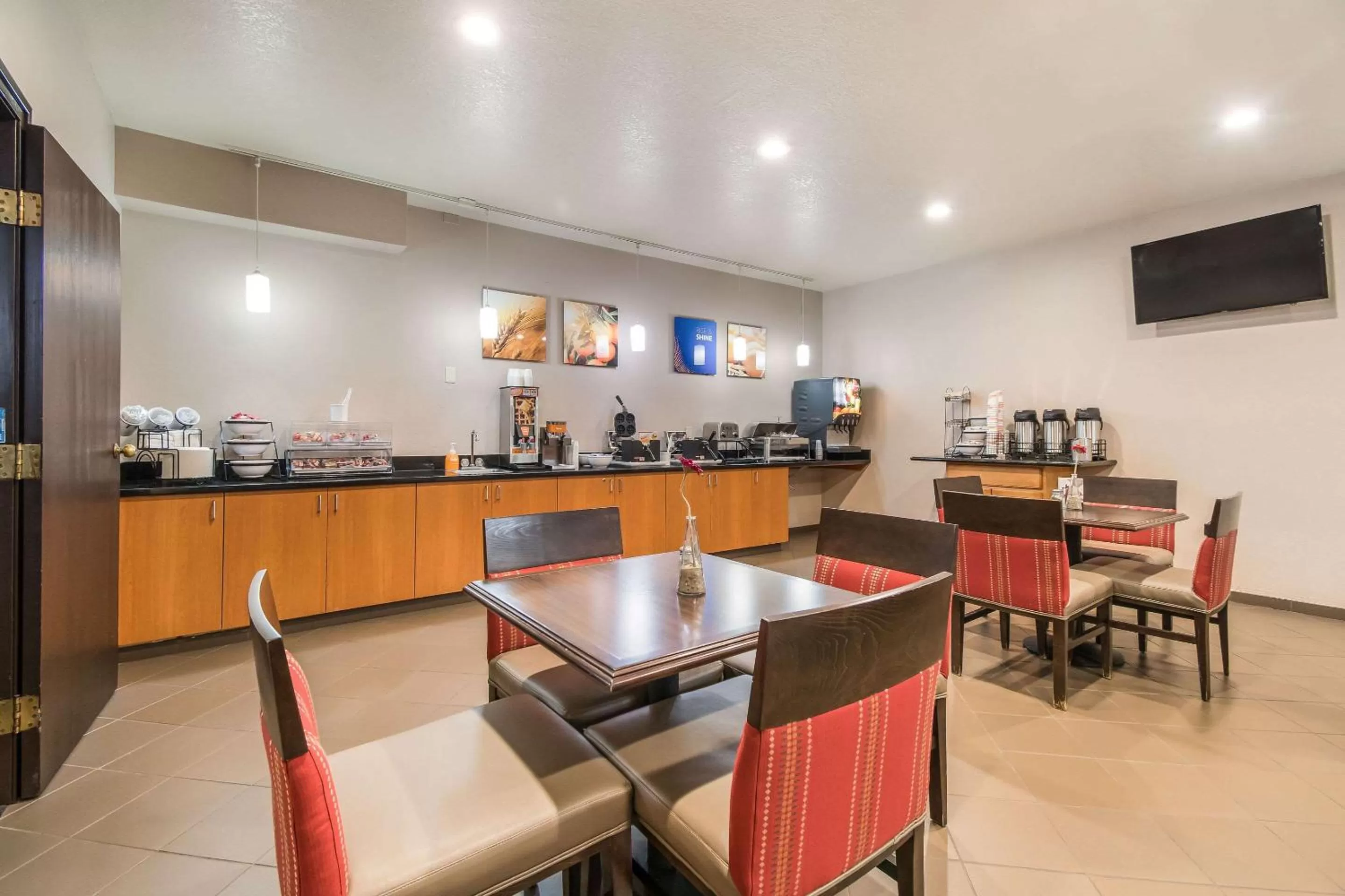 Restaurant/places to eat in Comfort Inn Newport