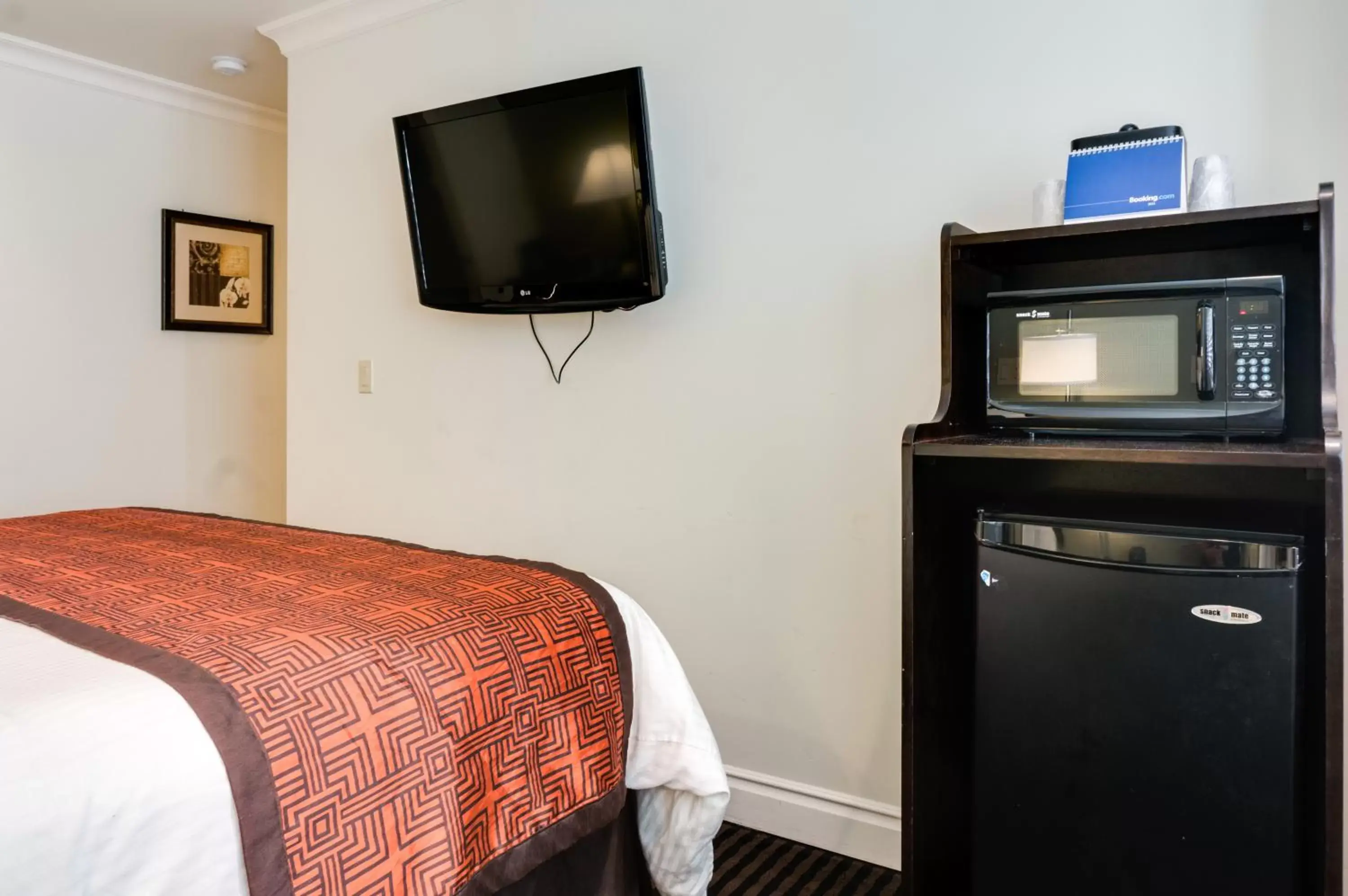 Bed, TV/Entertainment Center in Seaside Inn