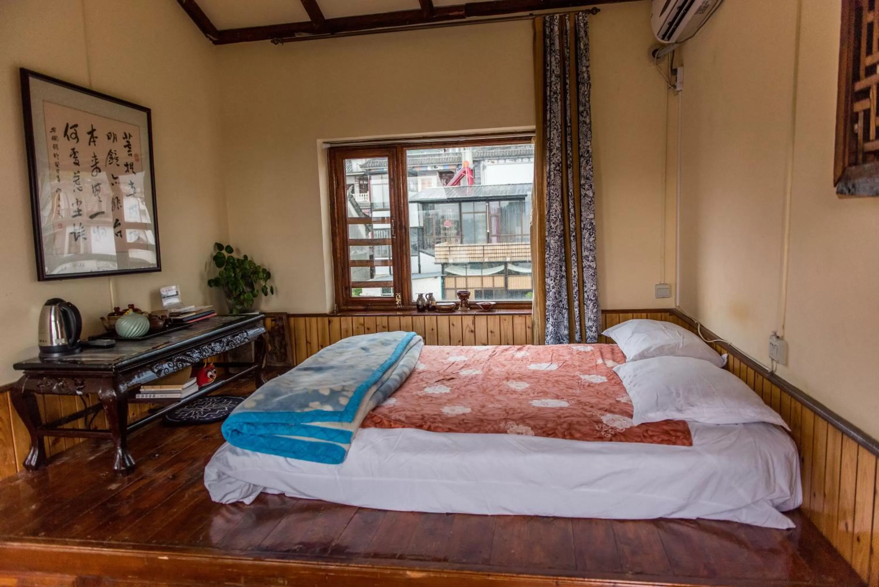 Decorative detail, Bed in The Lily Pad Inn