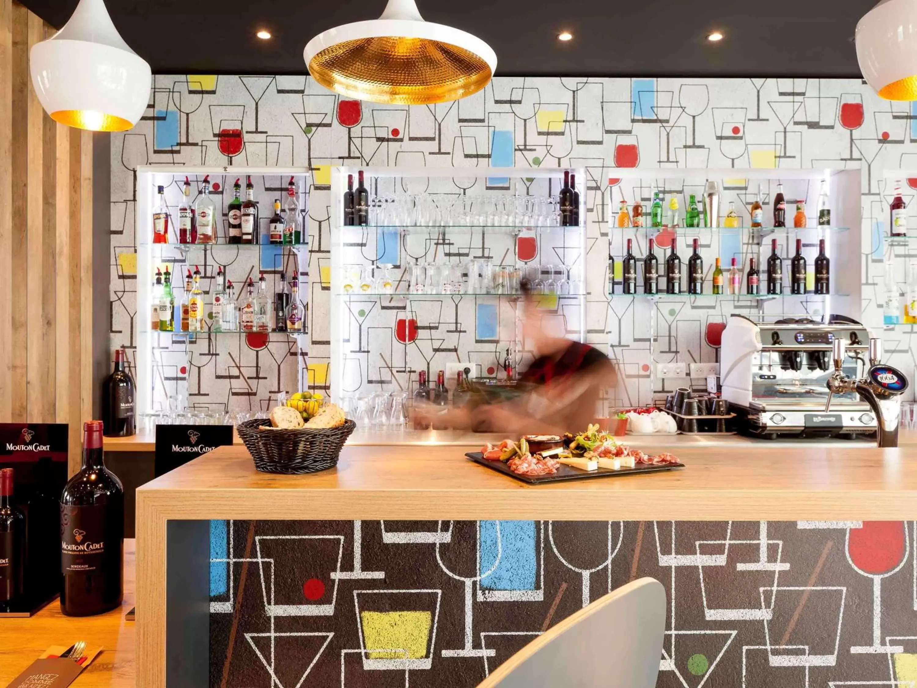 Lounge or bar, Kitchen/Kitchenette in ibis Lyon Carre De Soie