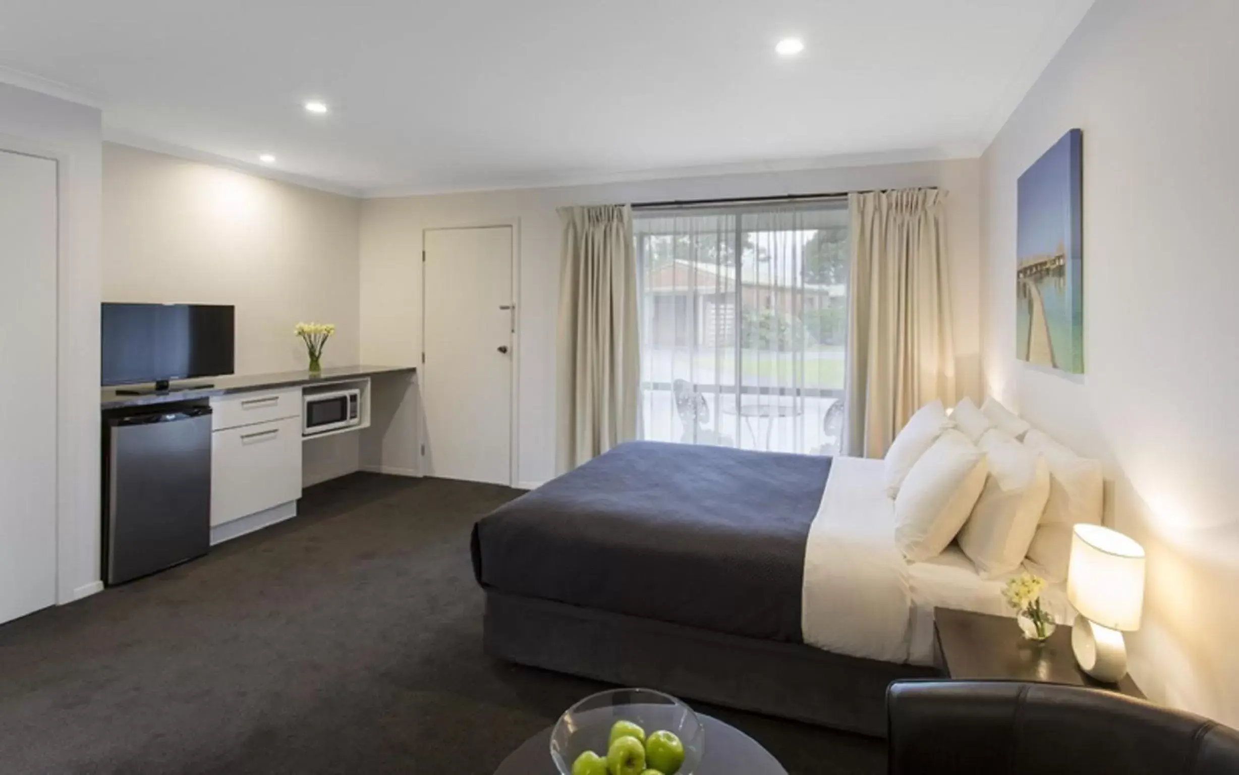 Photo of the whole room, TV/Entertainment Center in Best Western Colonial Village Motel