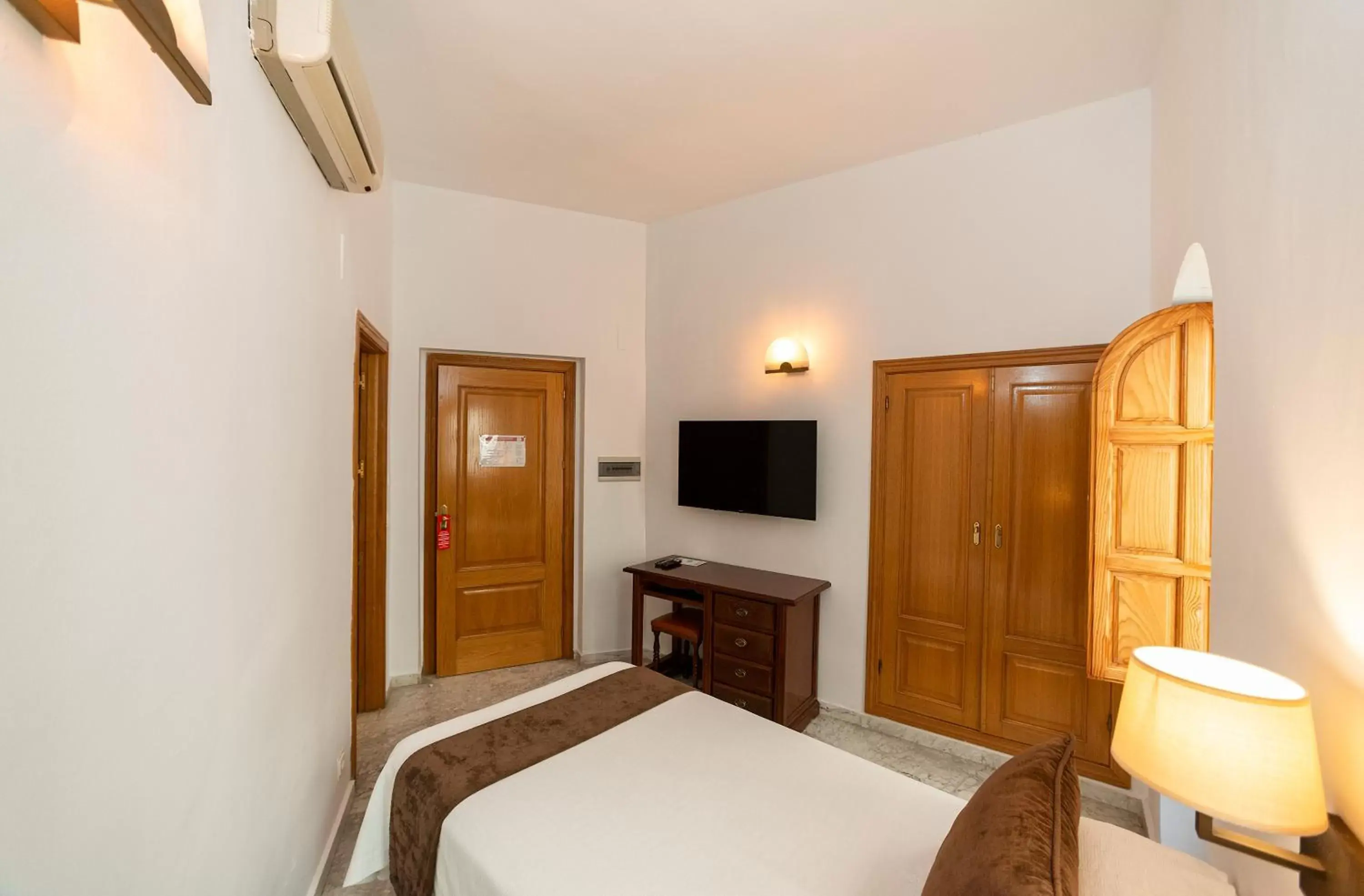 Bedroom, TV/Entertainment Center in Hotel Casa Palacio la Sal