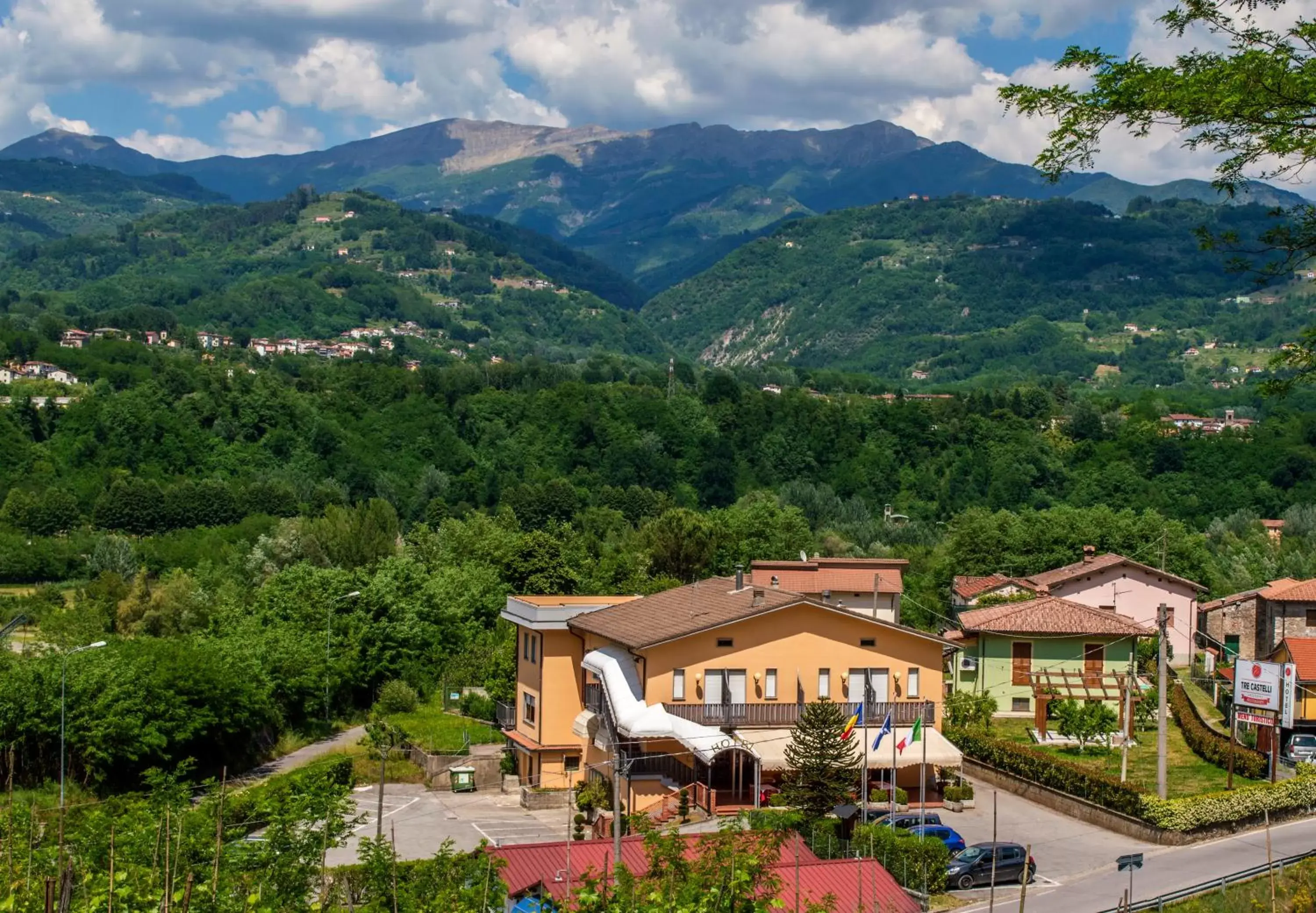 Facade/entrance, Bird's-eye View in Hotel Tre Castelli