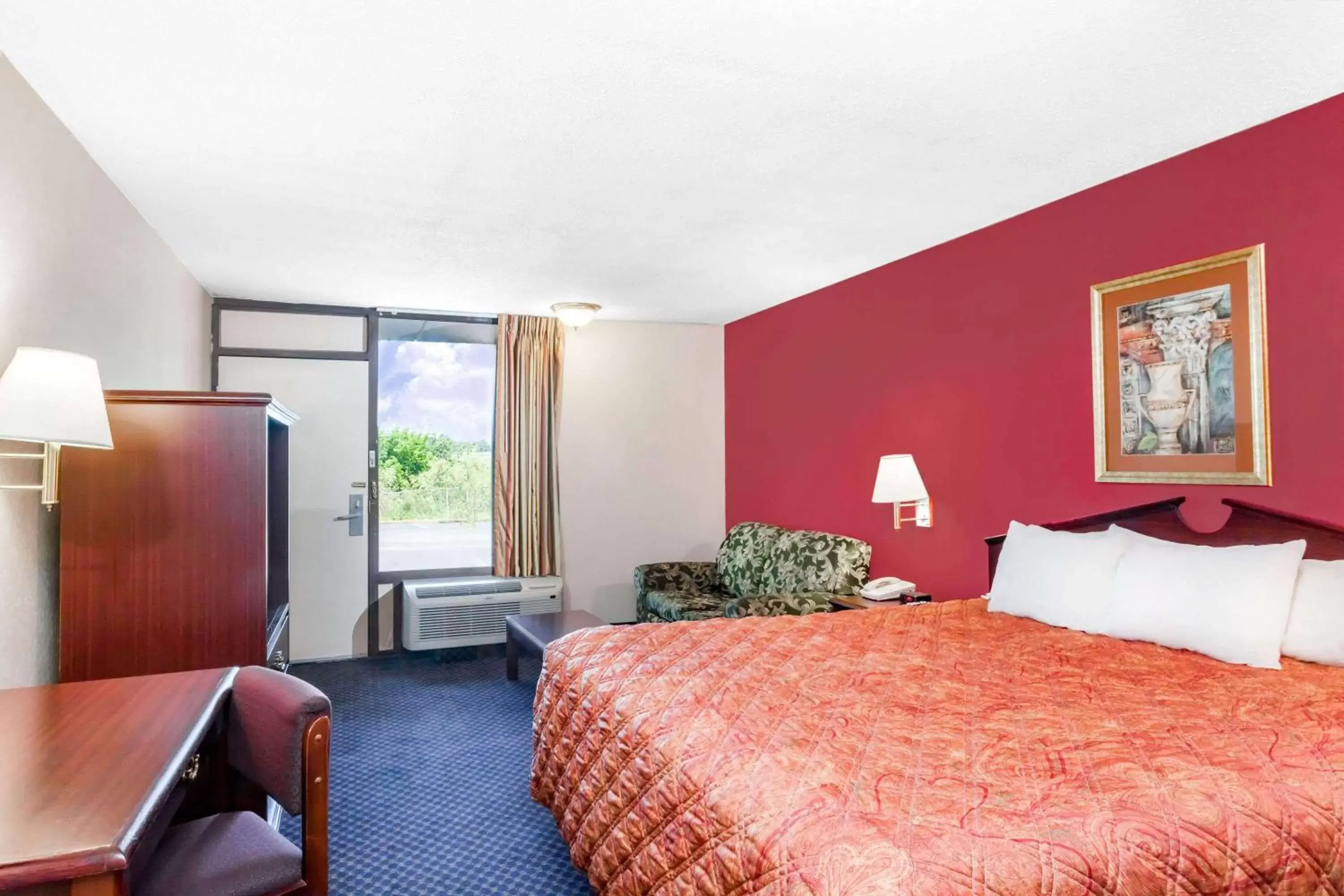 Photo of the whole room, Bed in Days Inn by Wyndham Martin