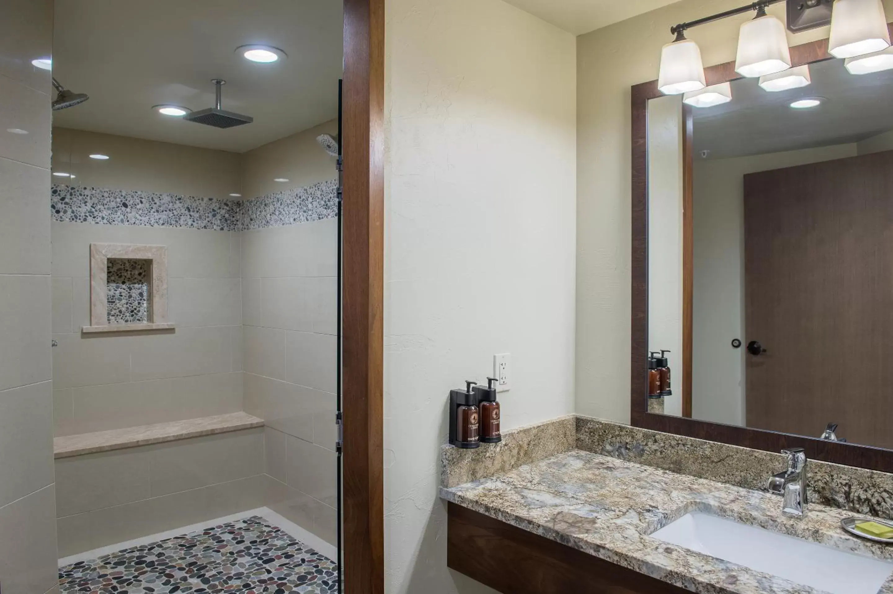 Shower, Bathroom in Cedar Creek Lodge & Conference Center