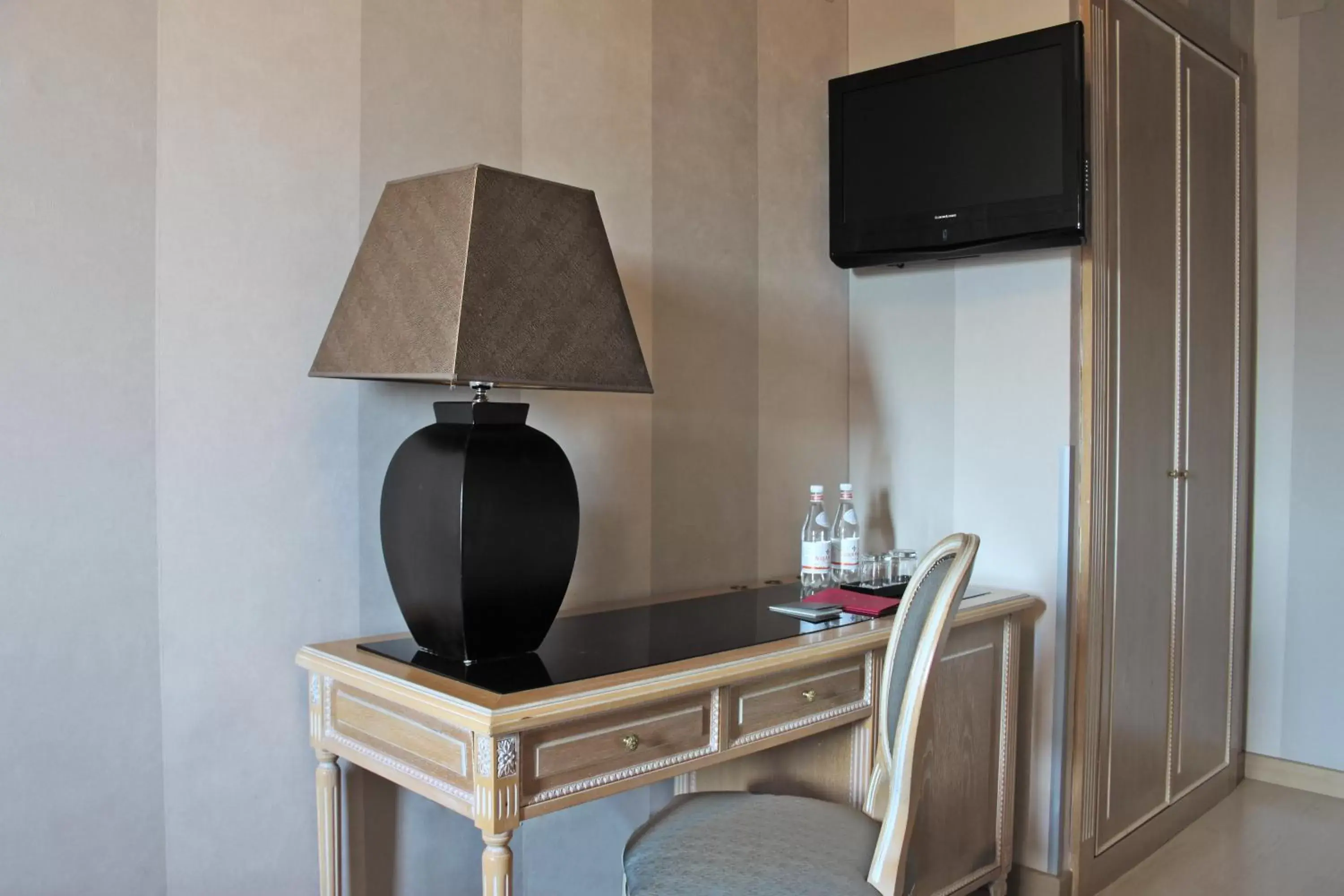 Bedroom, TV/Entertainment Center in c-hotels Ambasciatori