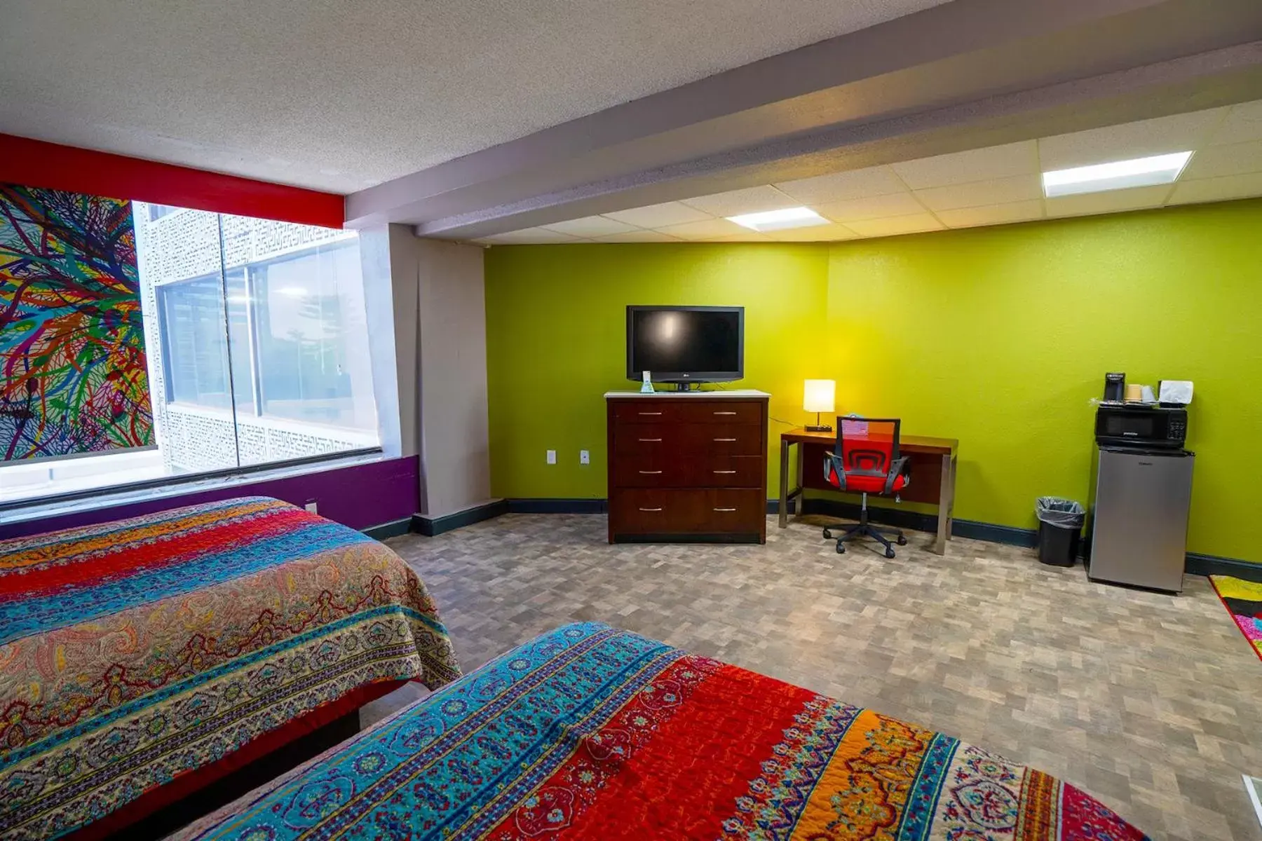 Bedroom, TV/Entertainment Center in Philly Inn & Suites