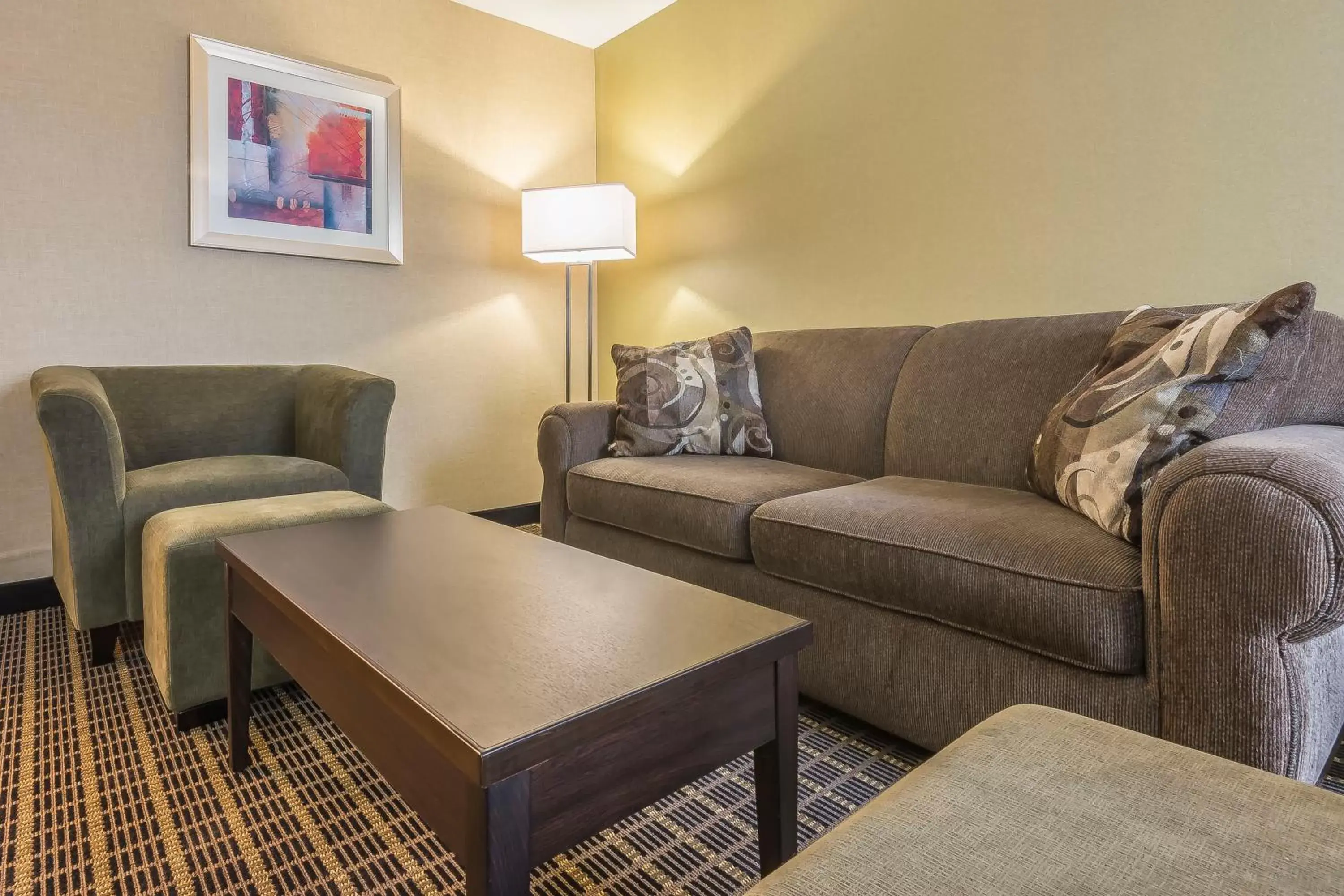 Living room, Seating Area in Quality Inn & Suites Downtown Windsor, ON, Canada