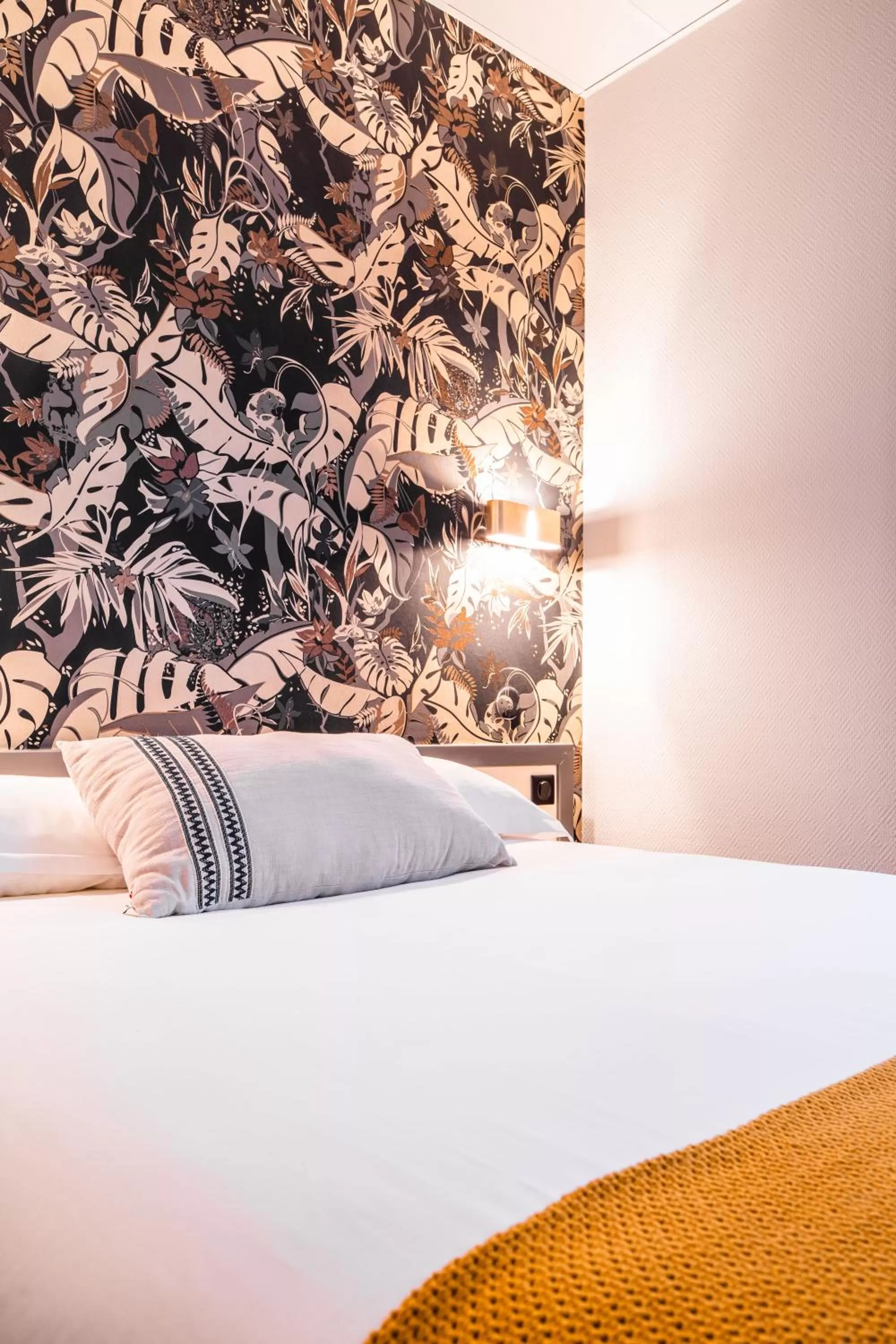 Bedroom, Bed in Hôtel Lanjuinais