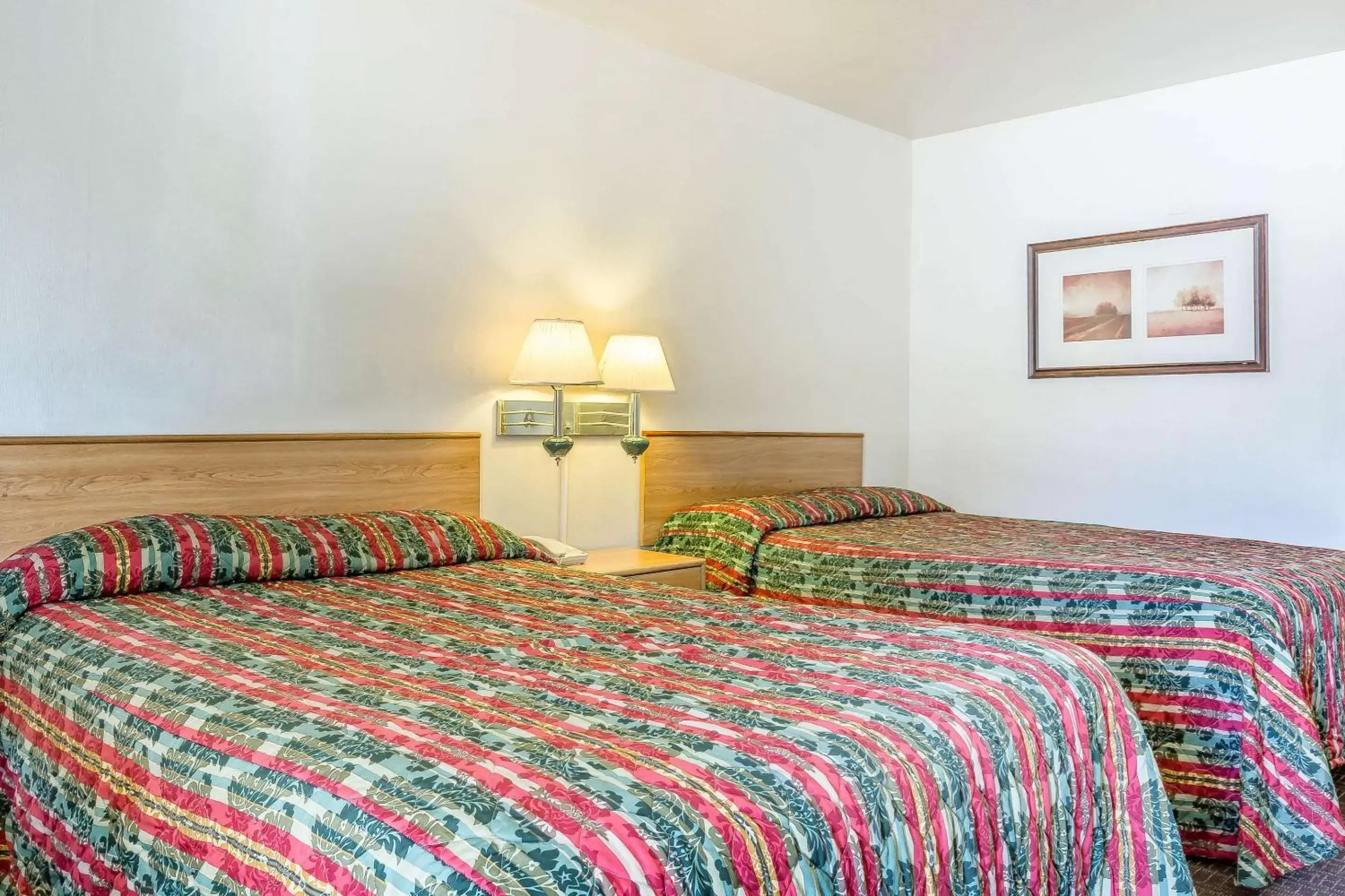 Photo of the whole room, Bed in Rodeway Inn Magic Mountain Area