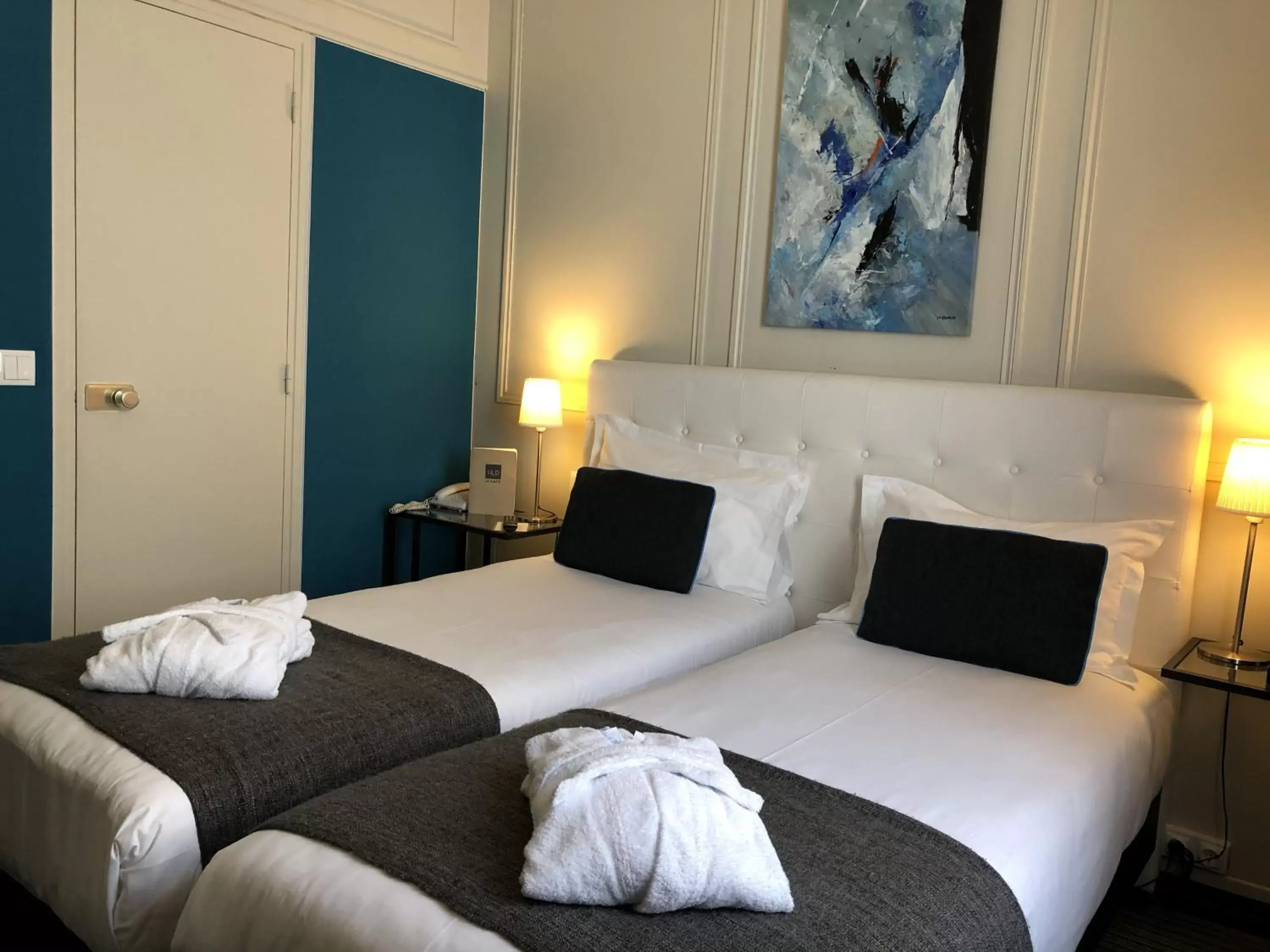 Bedroom, Bed in Hotel Dauphin