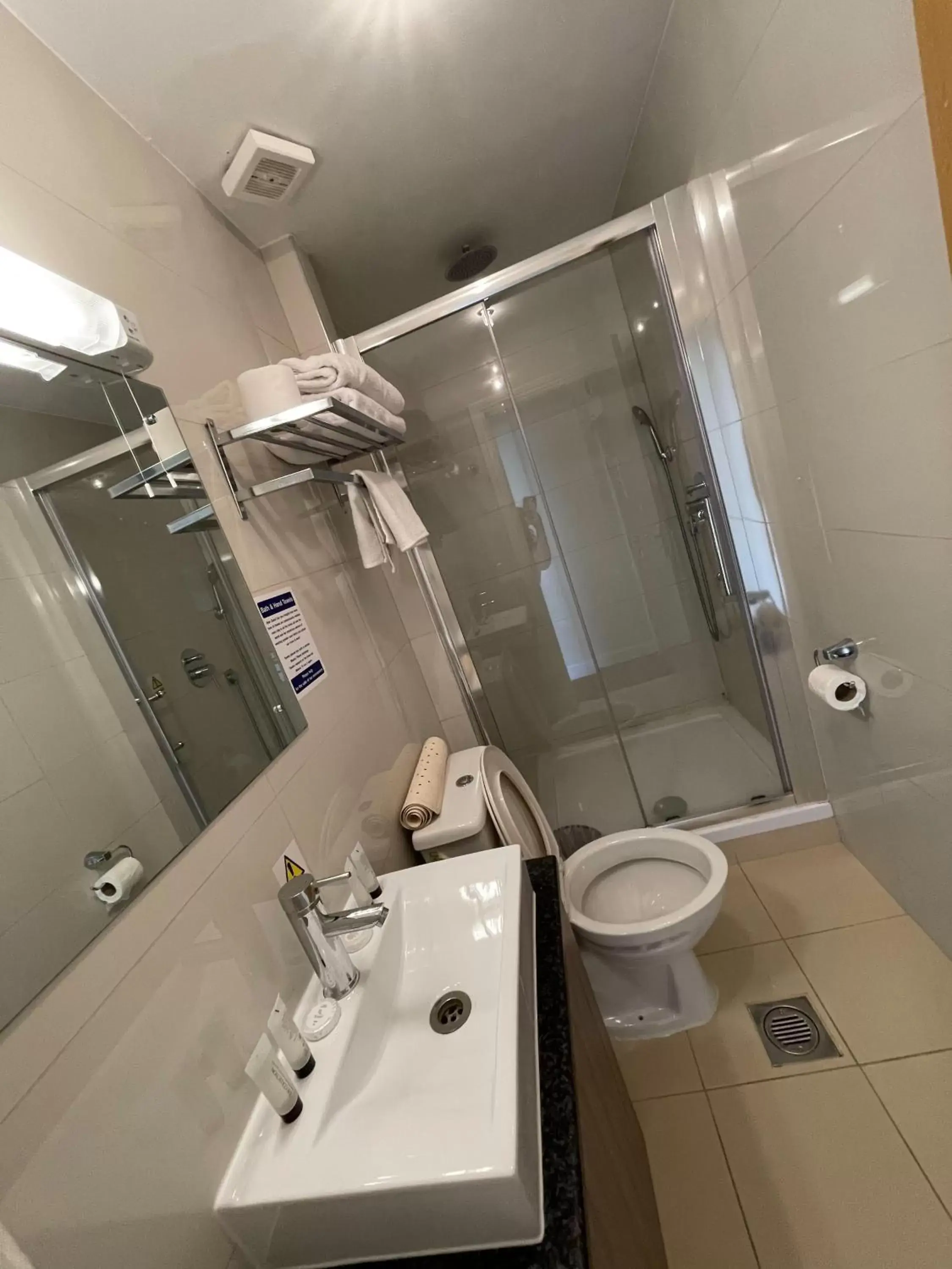 Bathroom in Elsinore Hotel Llandudno