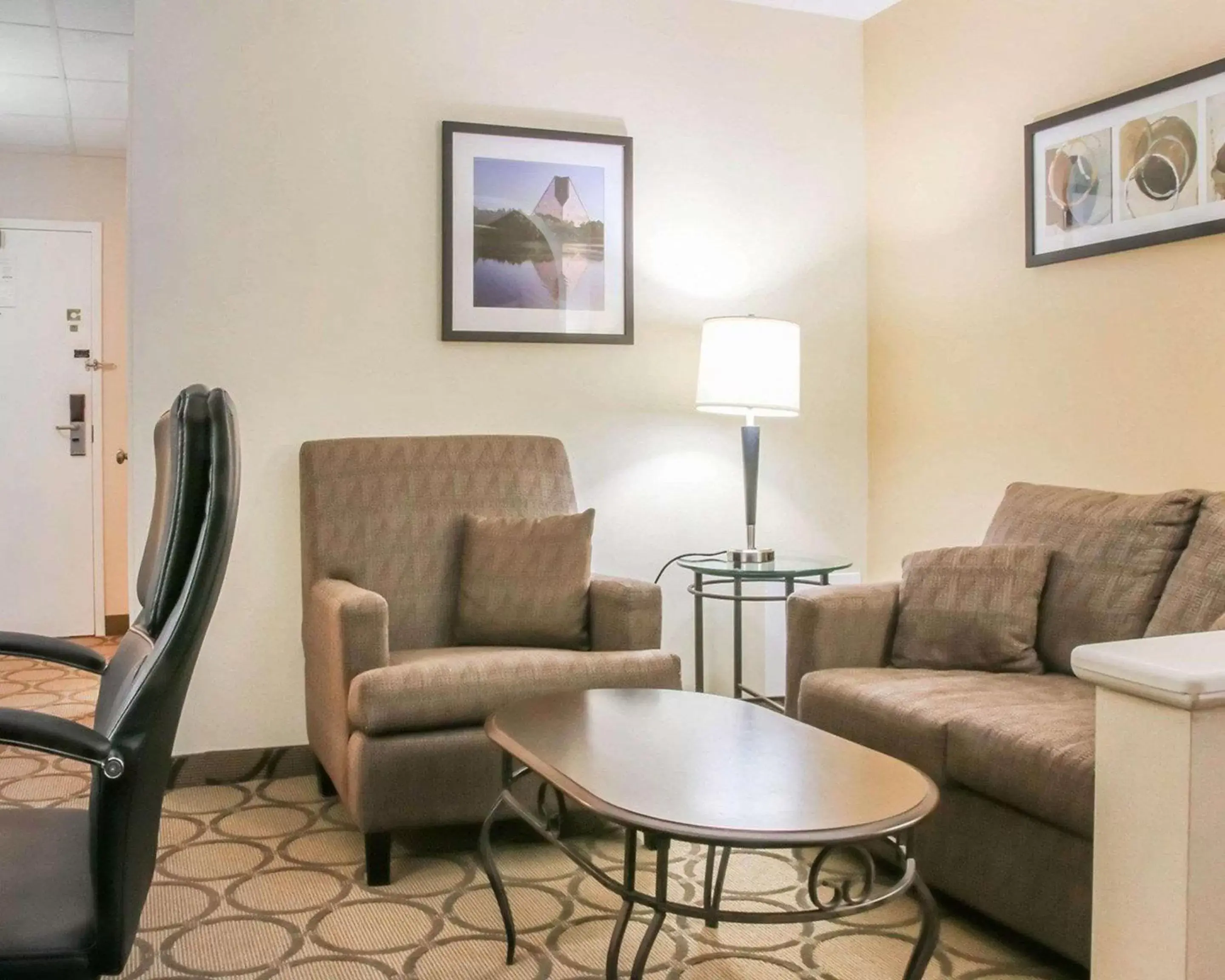 Photo of the whole room, Seating Area in Comfort Inn Winnipeg South