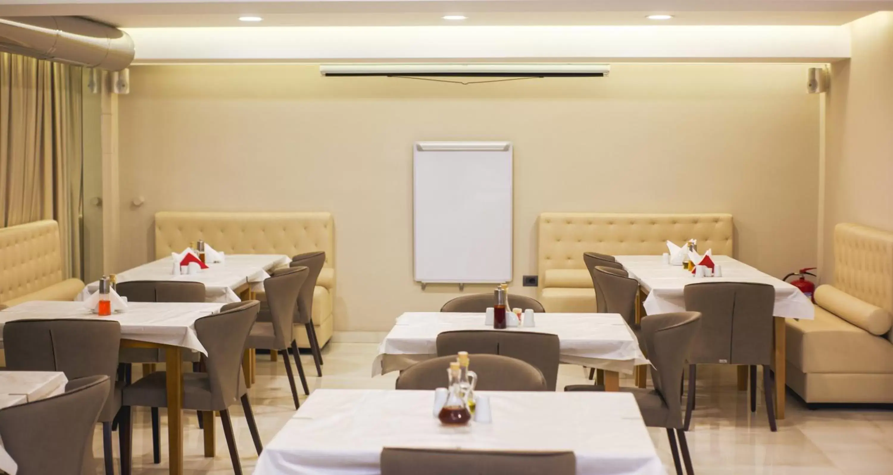 Restaurant/places to eat in Senator Hotel Restaurant/places to eat in Senator Hotel