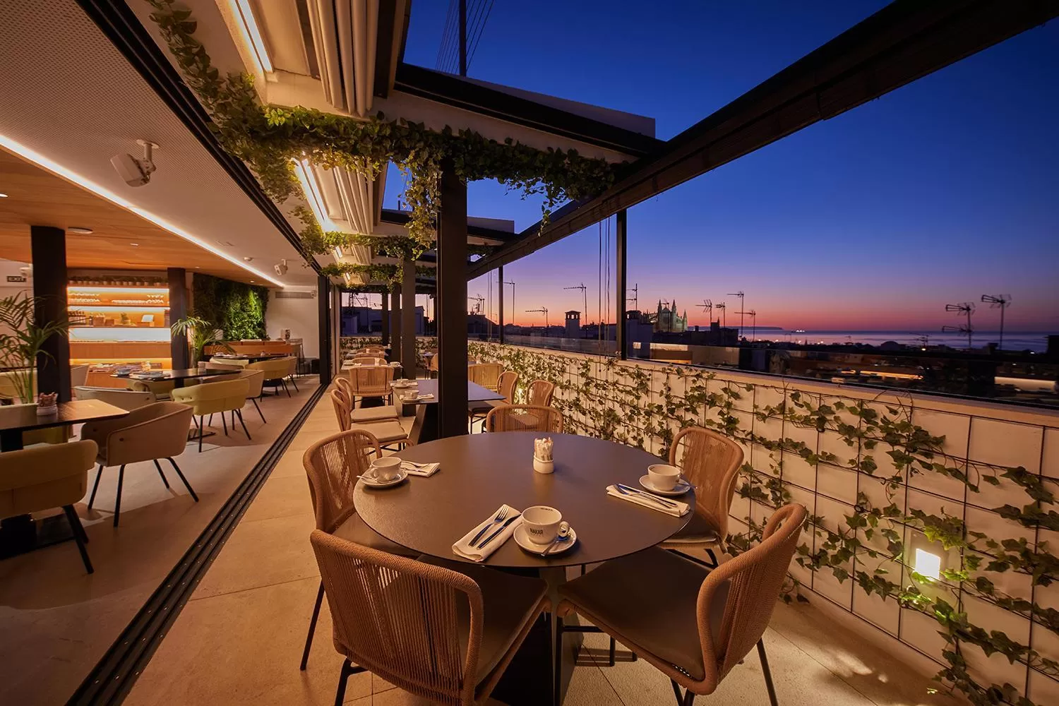 Restaurant/places to eat in Nakar Hotel