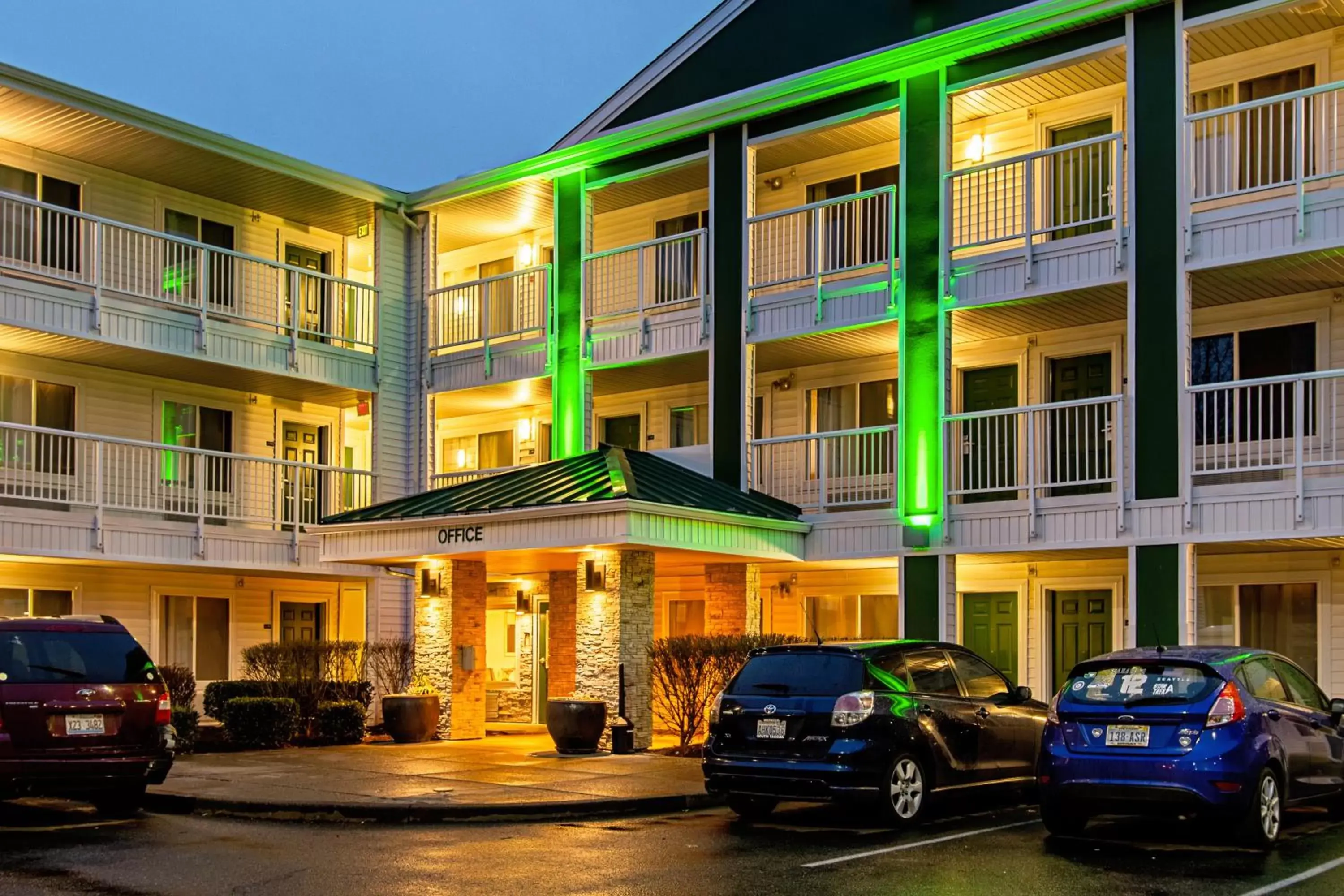 Property building in HomeTowne Studios by Red Roof Tacoma - Puyallup Property building in HomeTowne Studios by Red Roof Tacoma - Puyallup