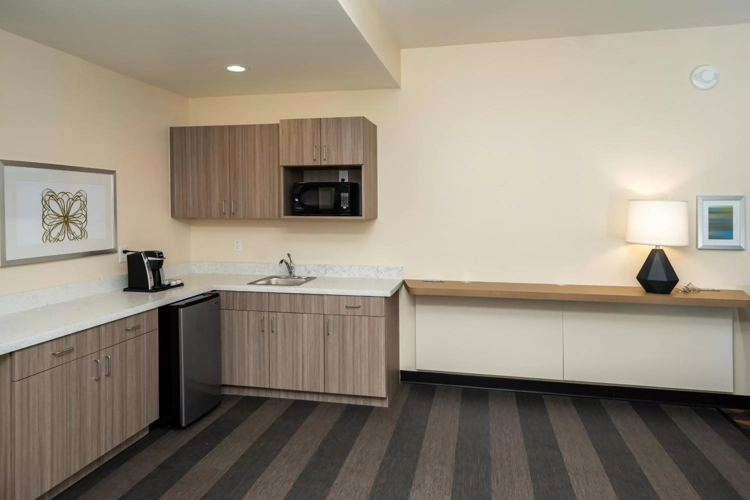 Photo of the whole room, Kitchen/Kitchenette in Holiday Inn - NW Houston Beltway 8, an IHG Hotel