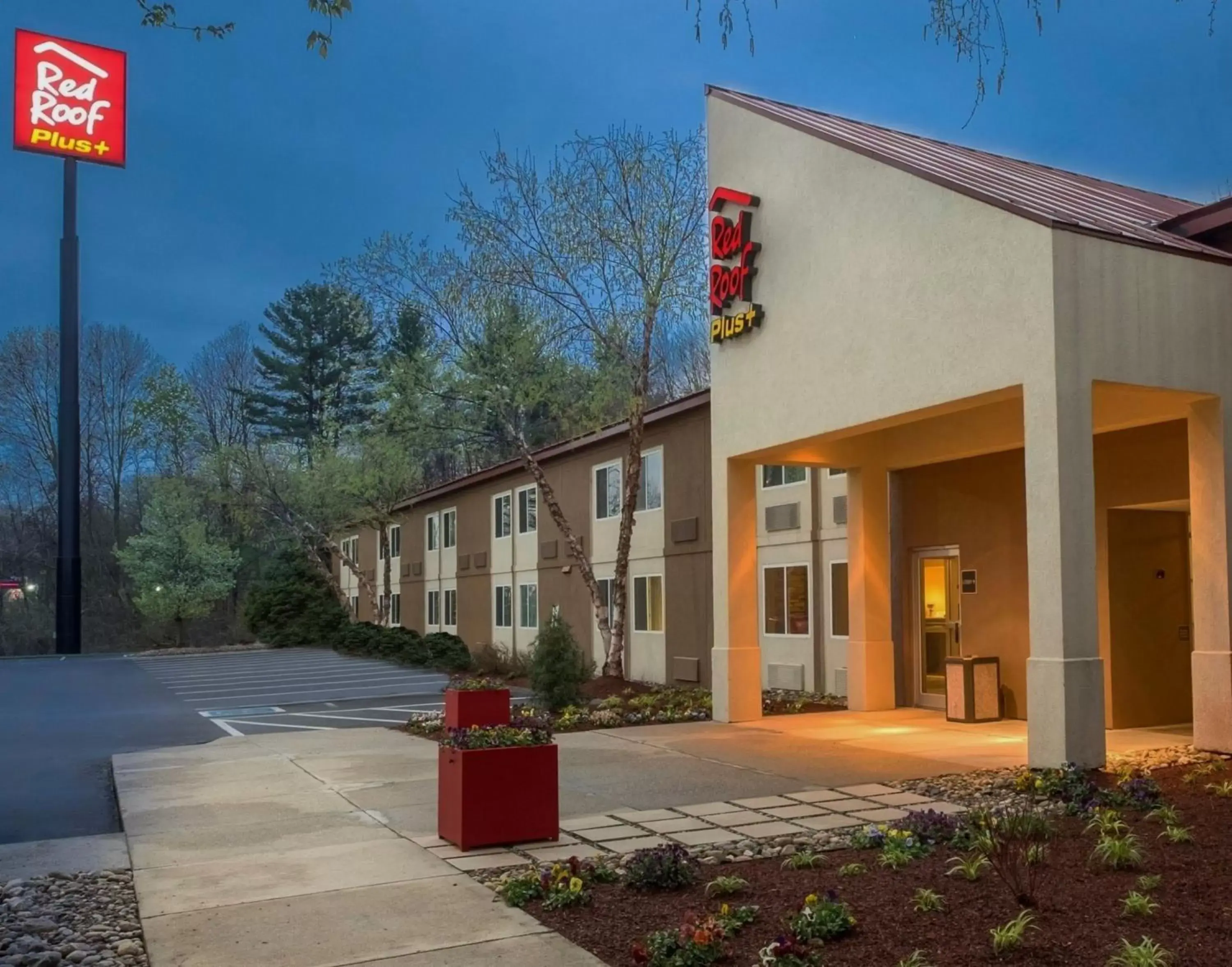 Property Building in Red Roof Inn PLUS+ South Deerfield - Amherst