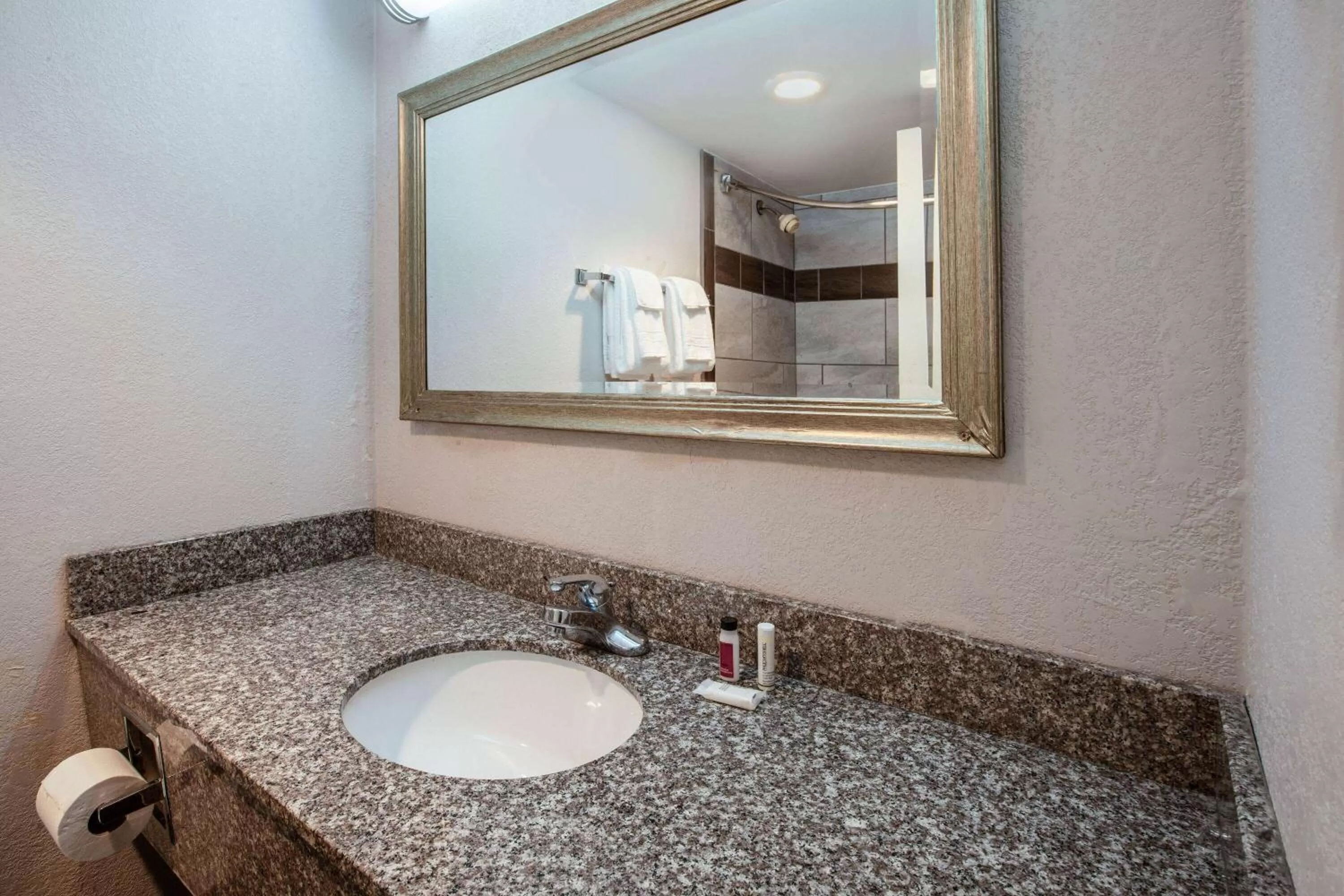 TV and multimedia in Baymont by Wyndham Northwood