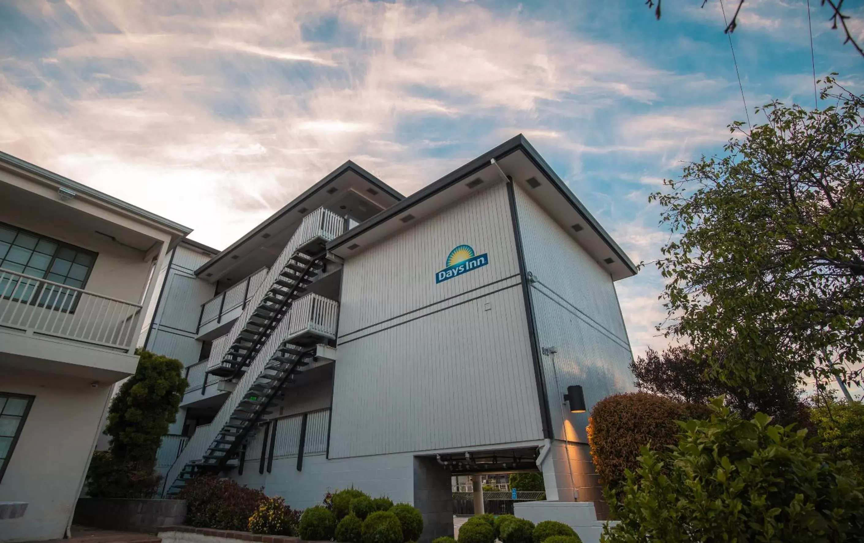 Property building in Days Inn by Wyndham Monterey Downtown Property building in Days Inn by Wyndham Monterey Downtown