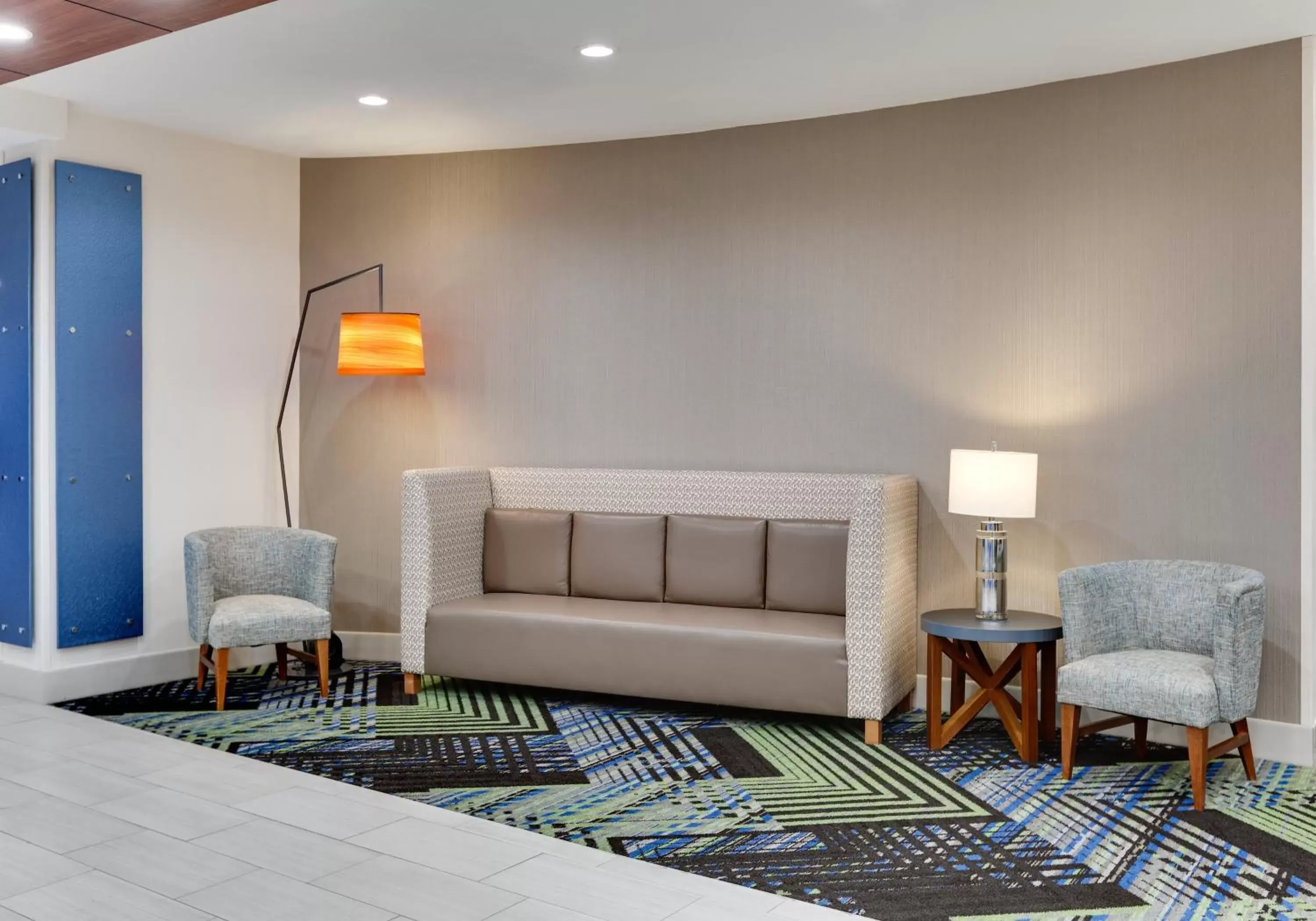 Property building, Seating Area in Holiday Inn Express Northwest near Sea World, an IHG Hotel