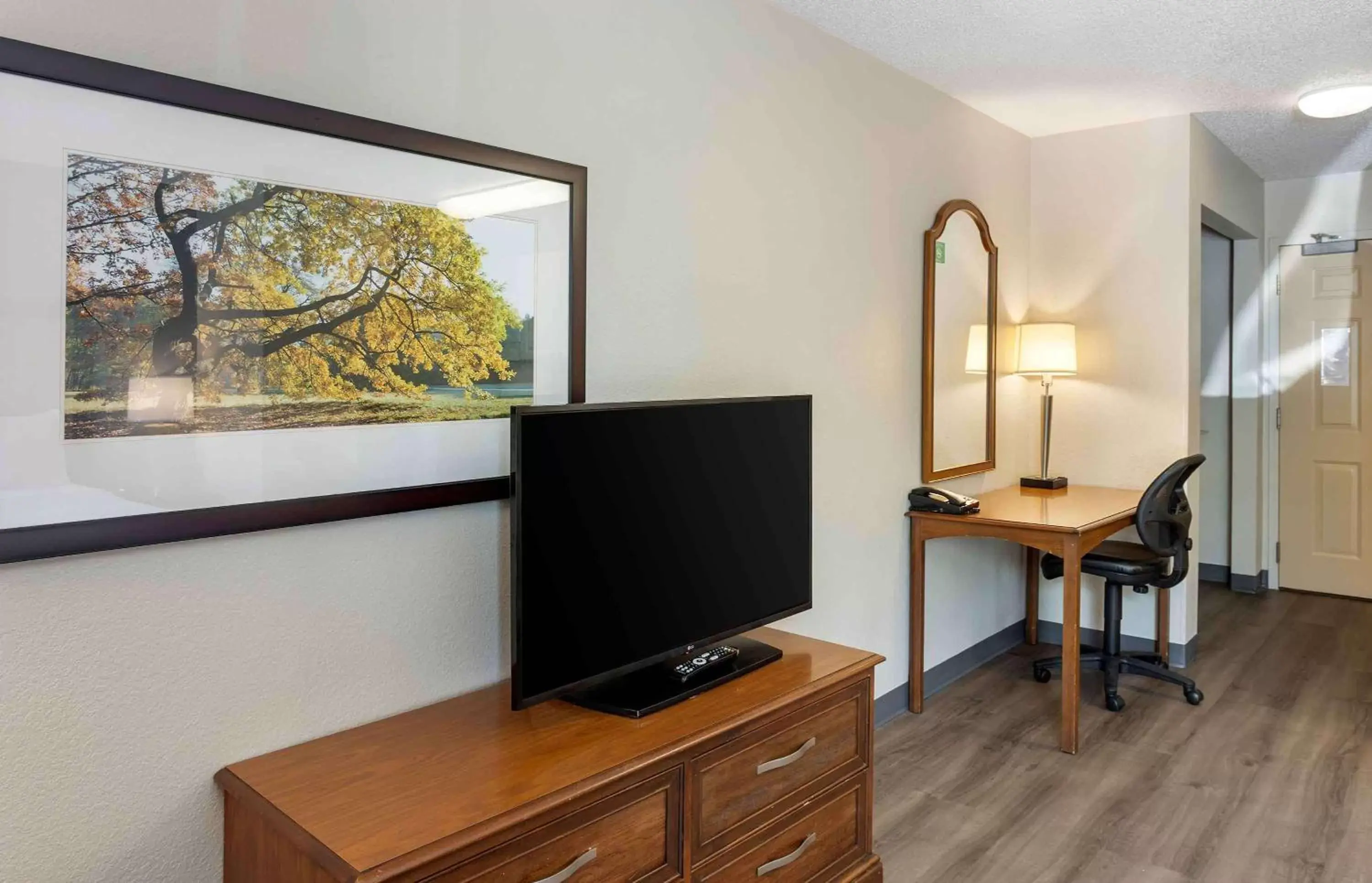 Bedroom, TV/Entertainment Center in Extended Stay America Suites - Philadelphia - Mt Laurel - Pacilli Place