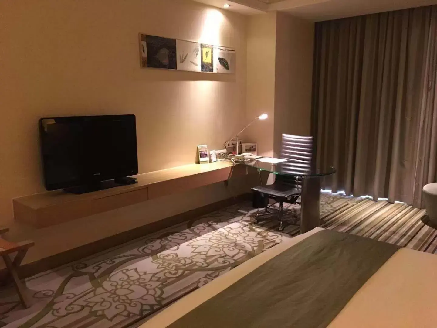 Photo of the whole room, TV/Entertainment Center in Holiday Inn Tianjin Riverside, an IHG Hotel