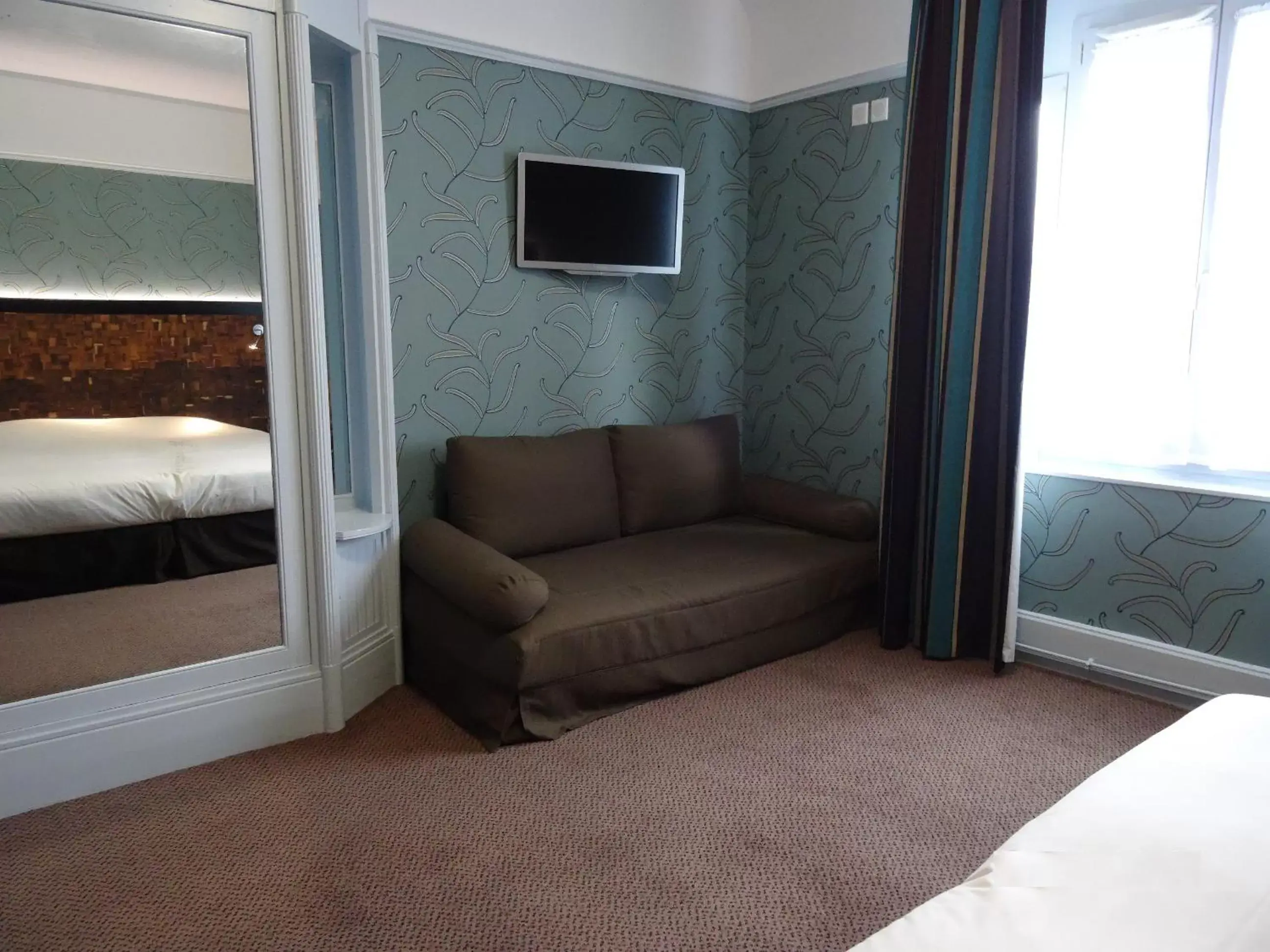 Bed, Seating Area in Le Grand Hotel