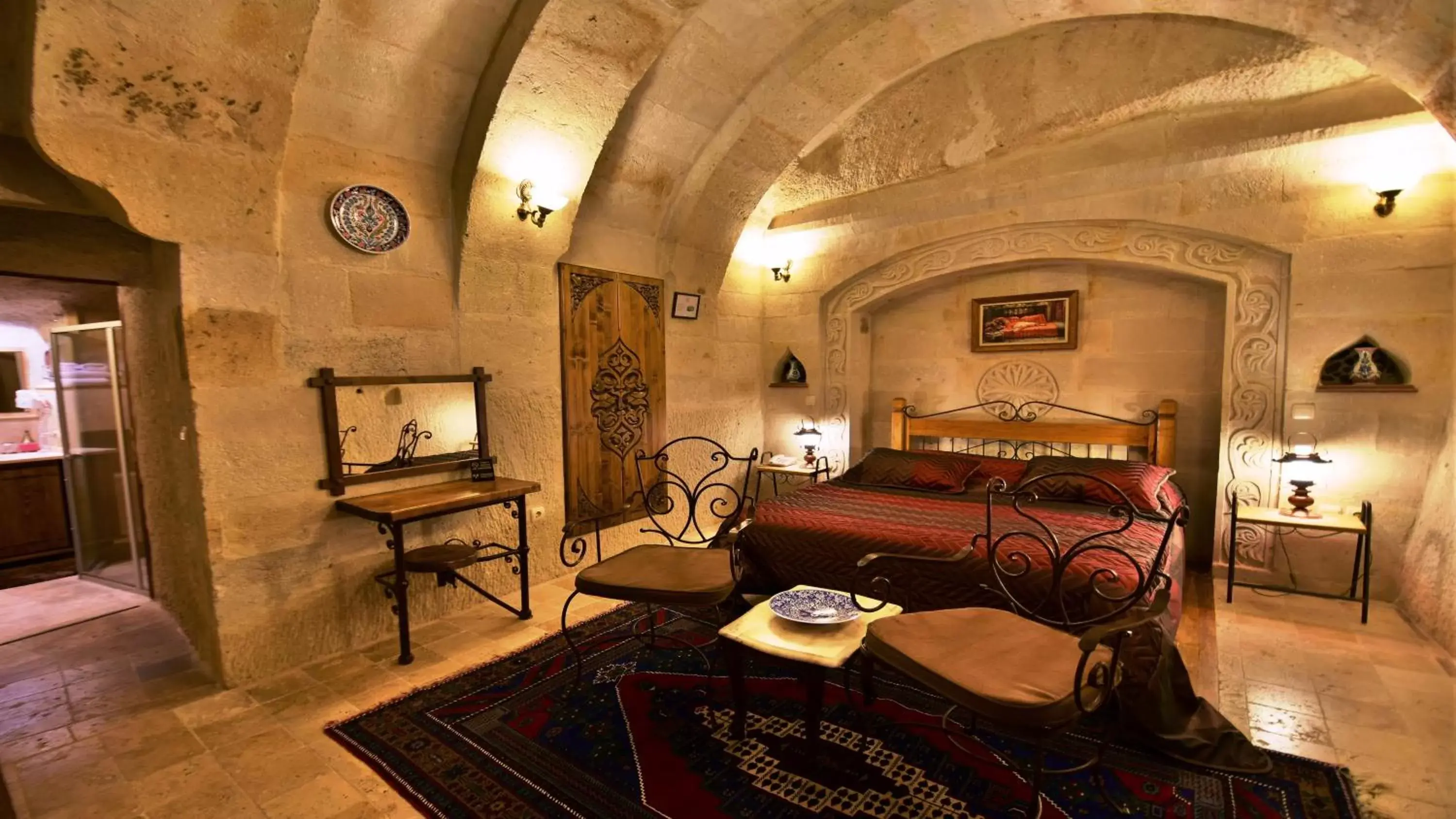 Bed, Seating Area in Harman Cave Hotel