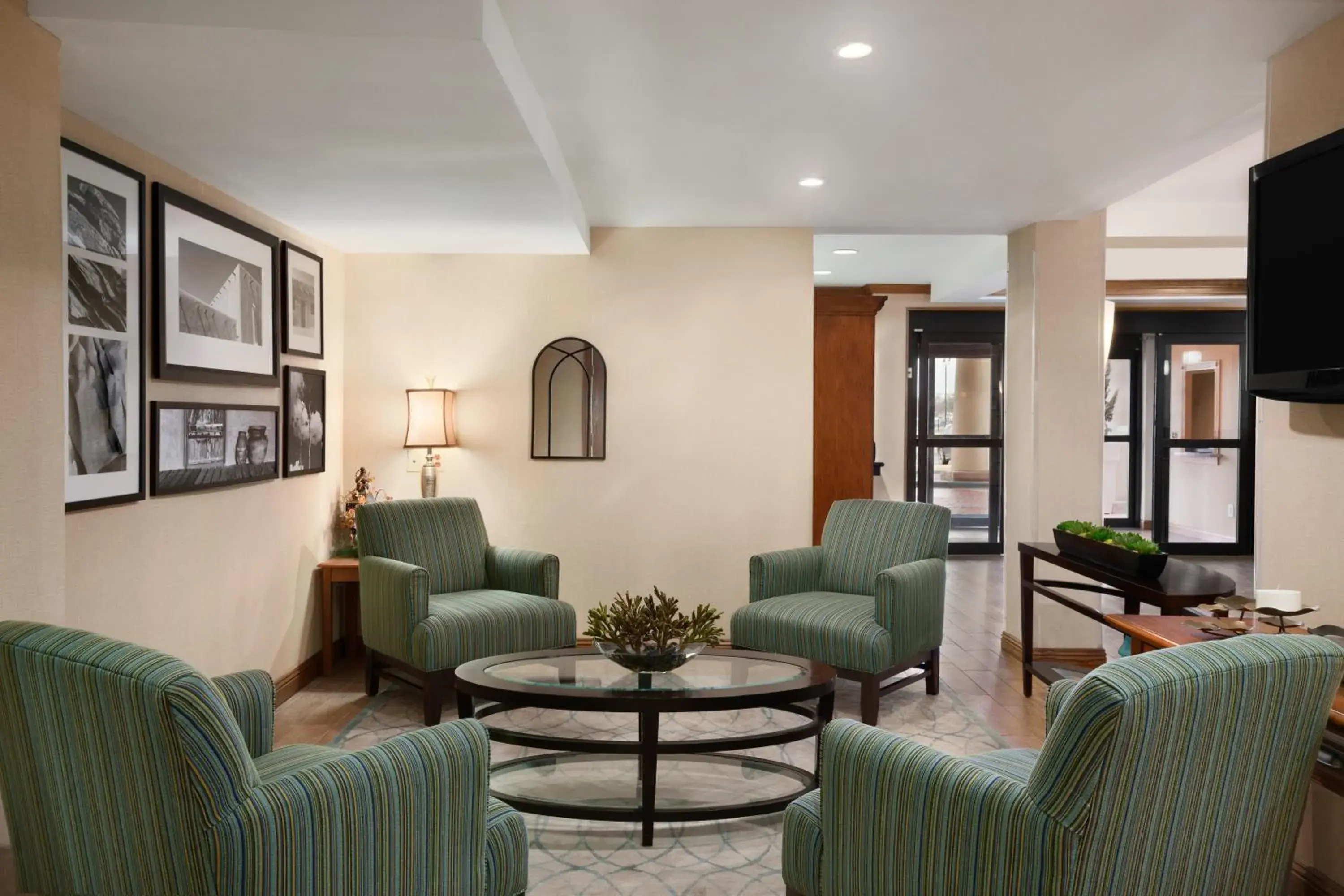 Day, Seating Area in Country Inn & Suites by Radisson, Lubbock, TX