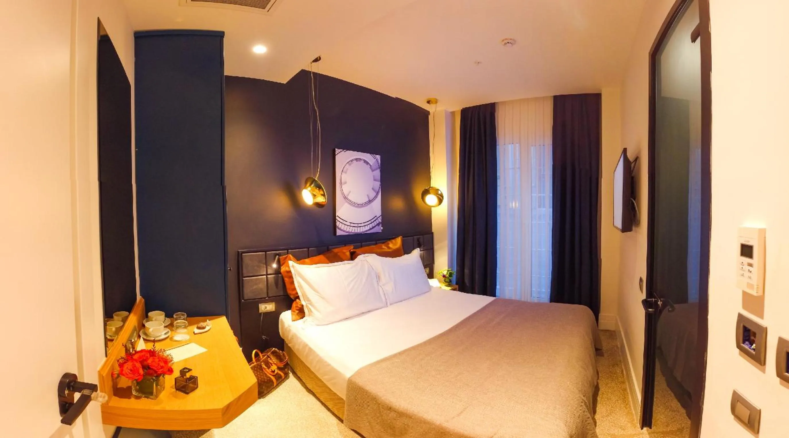 Bed in Maroon Tomtom