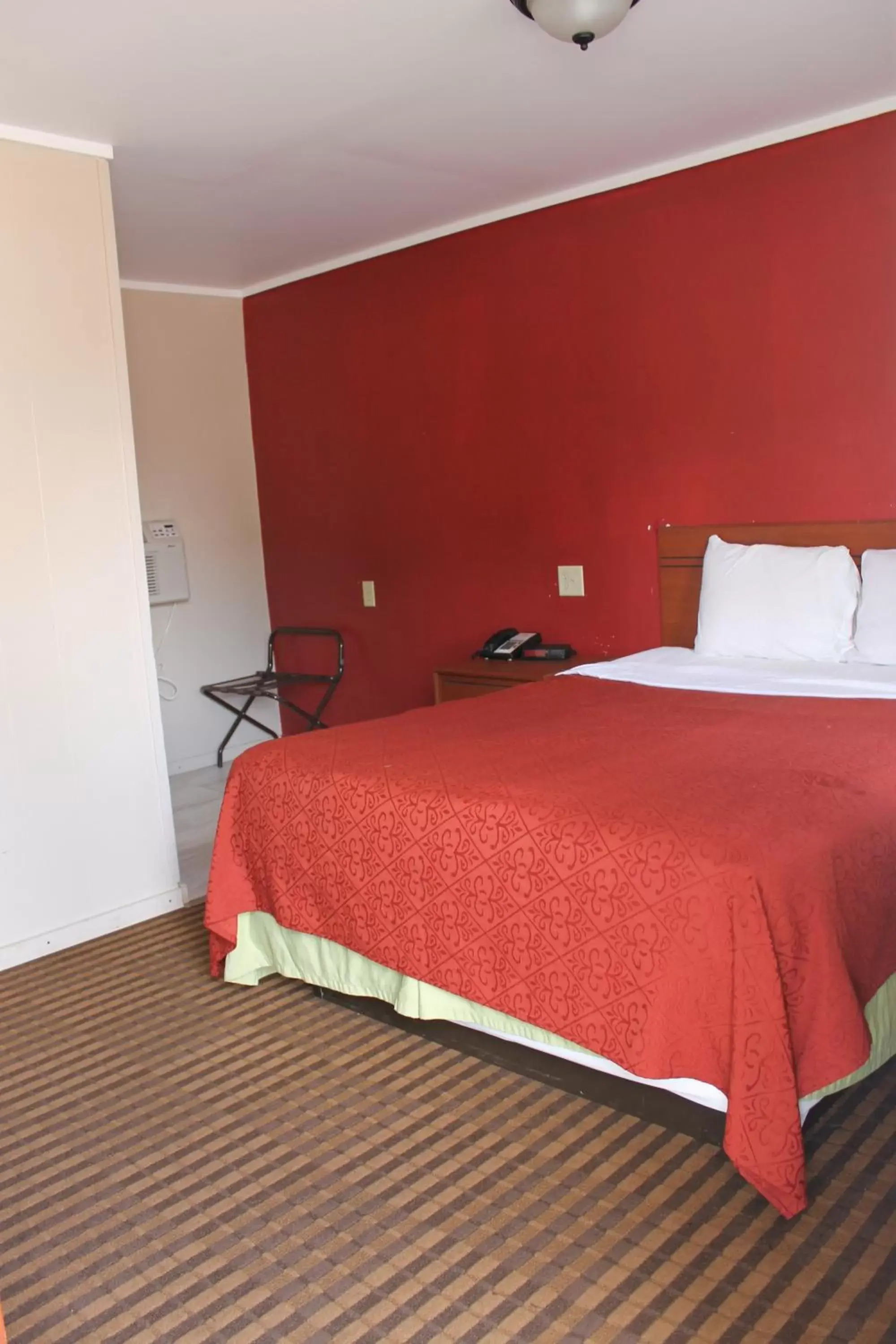 Bed, Room Photo in Motel Reedsburg