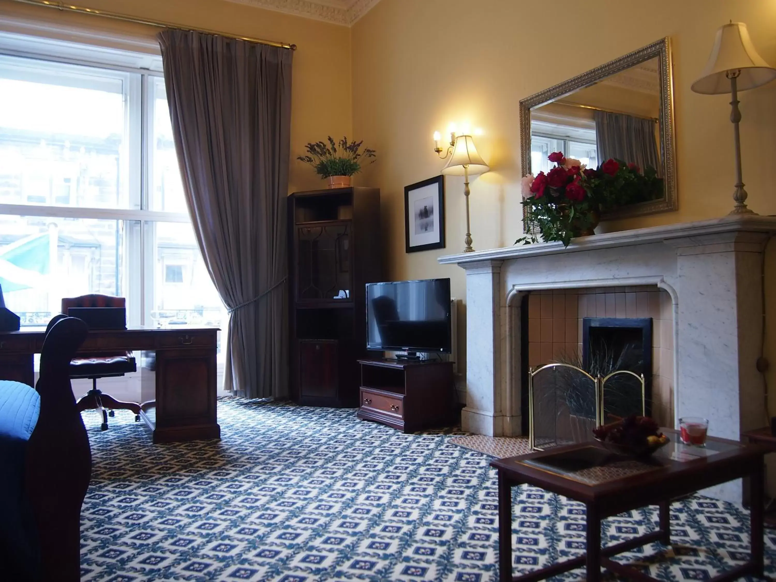 TV and multimedia, Seating Area in Thistle Hotel