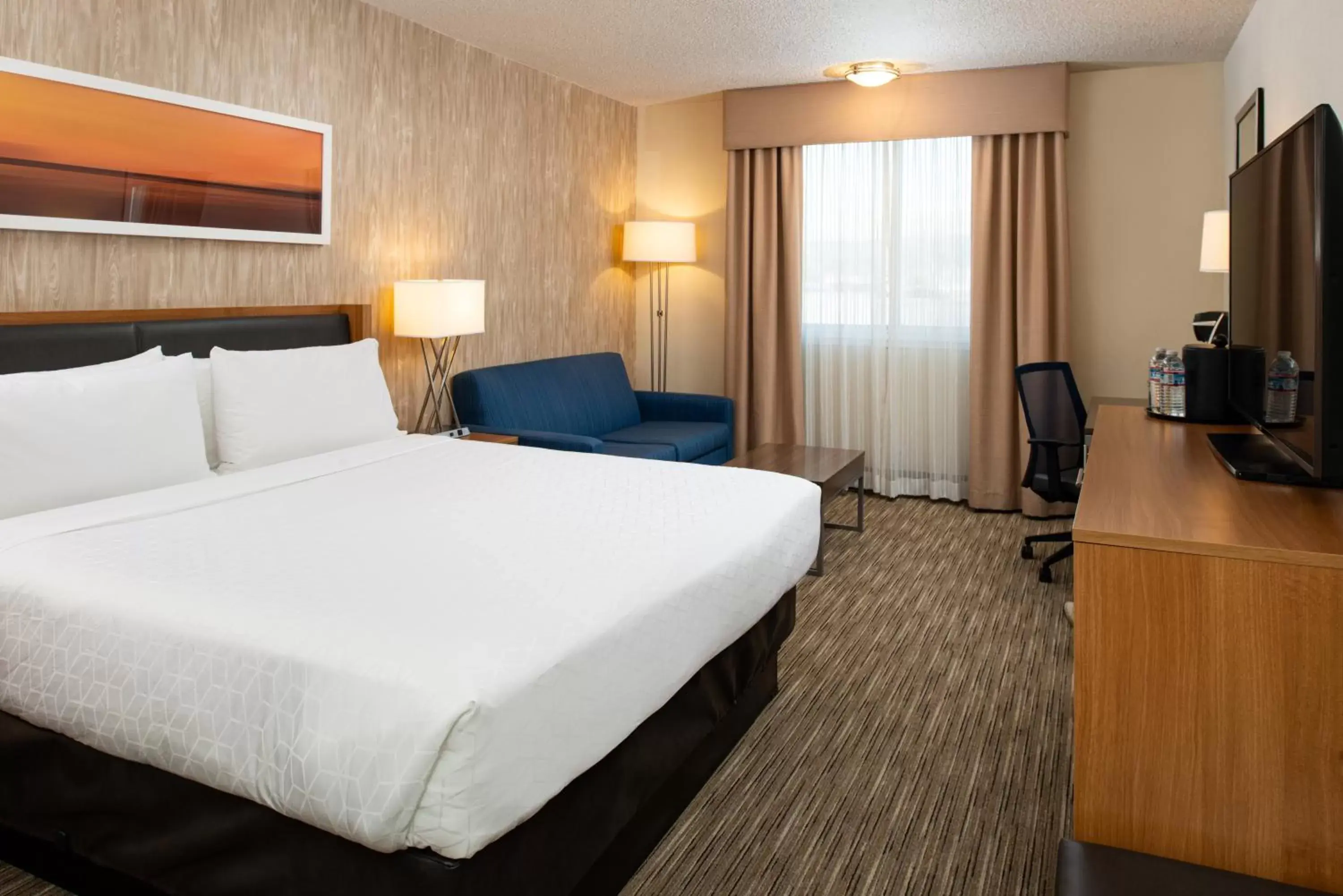 Photo of the whole room, Bed in Holiday Inn Express San Francisco Airport South, an IHG Hotel