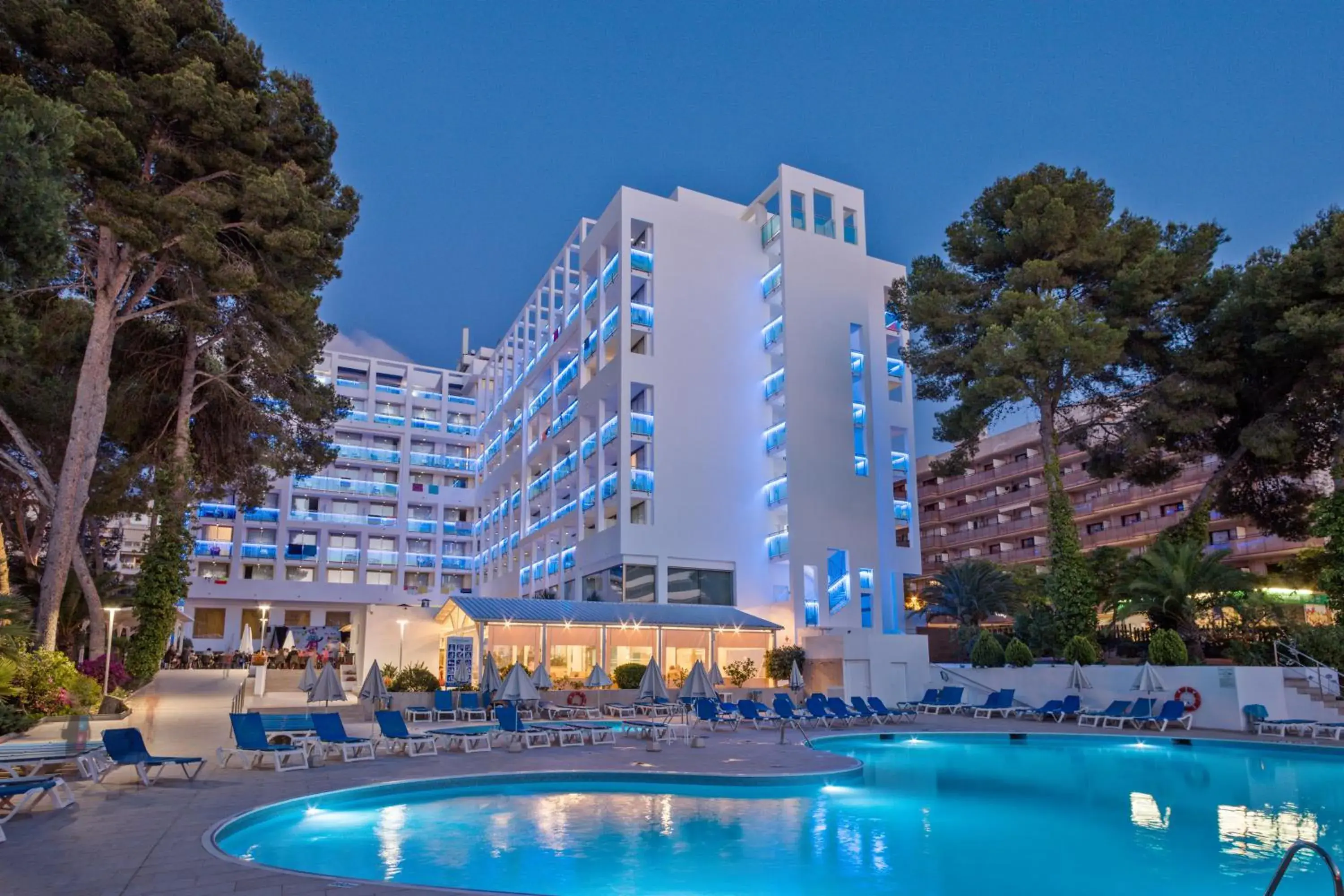 Property building, Swimming Pool in Hotel Best Mediterraneo