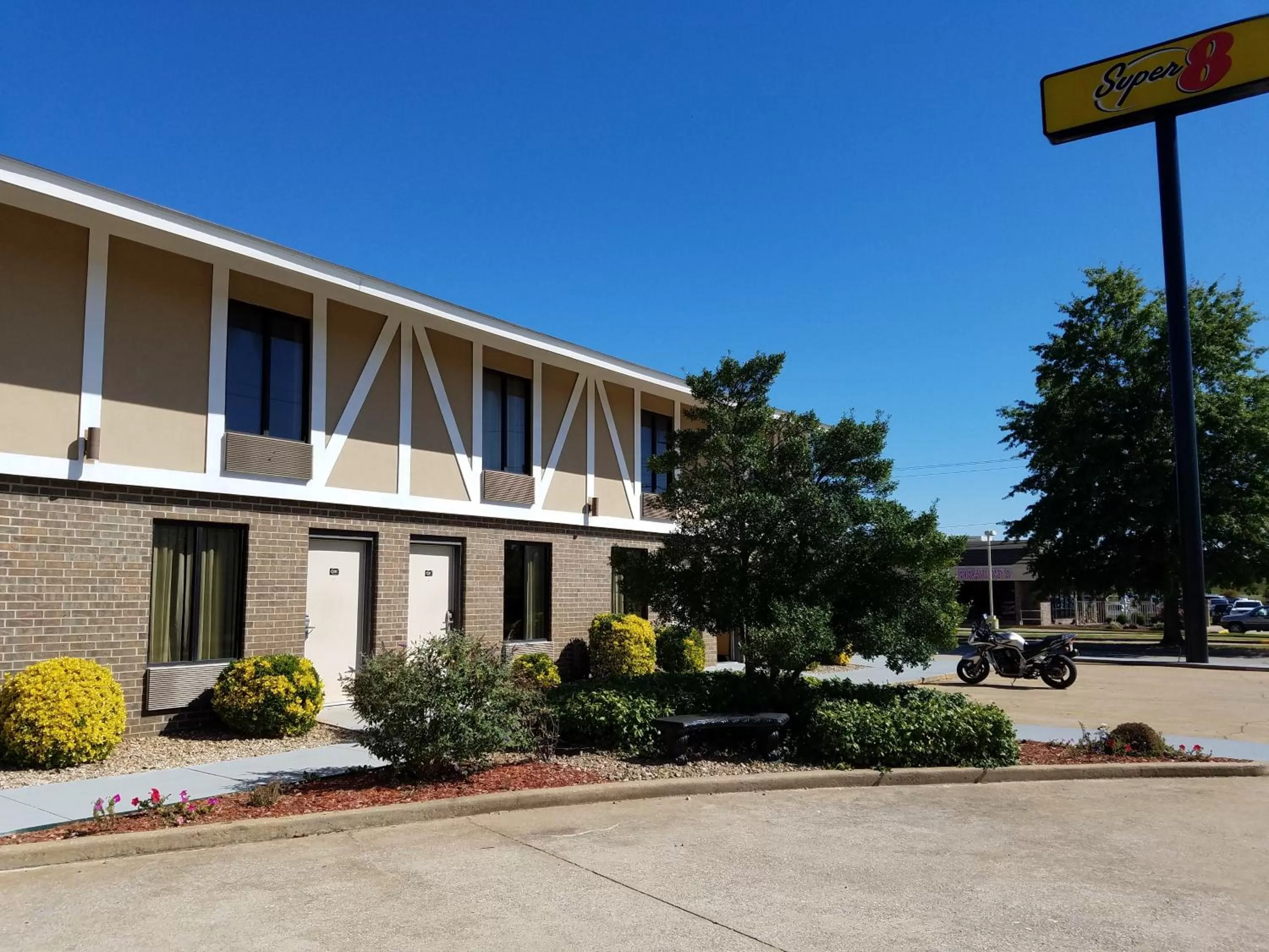 Garden in Super 8 by Wyndham Bentonville