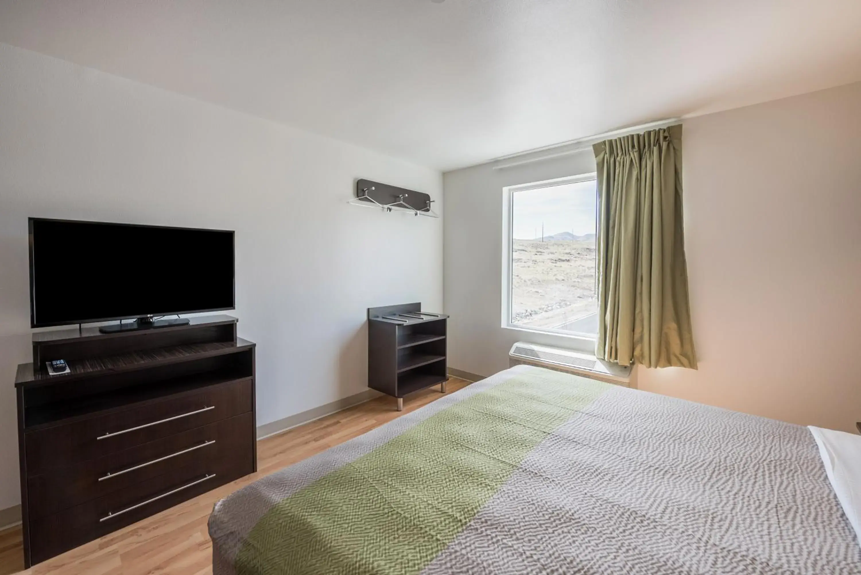Bedroom, Bed in Studio 6-Mccarran, NV - Sparks - Tahoe - Reno Industrial Center