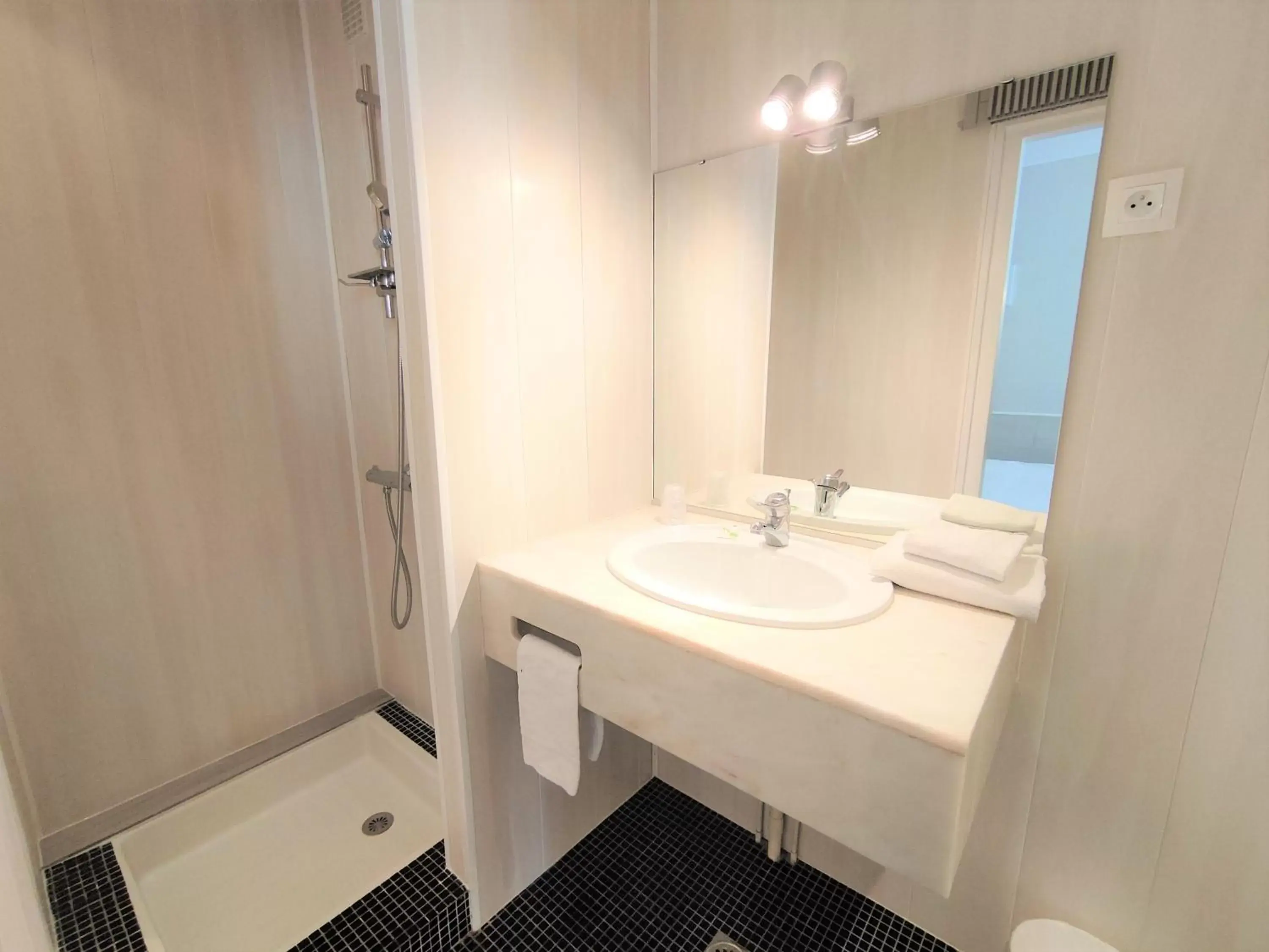 Bathroom in Cit'Hotel Limoges Centre - Lion d'or
