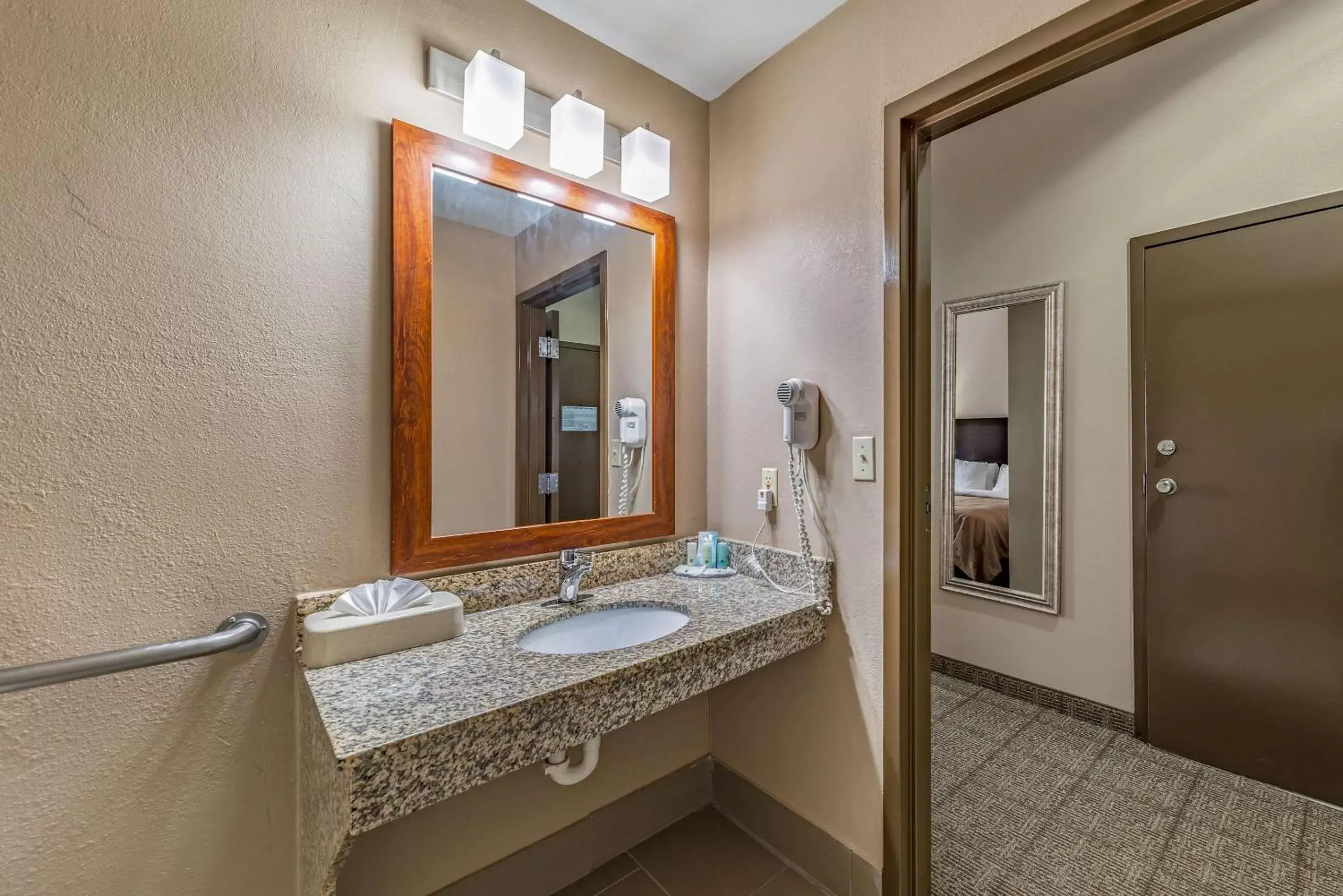 Photo of the whole room, Bathroom in Quality Inn West Plano - Dallas