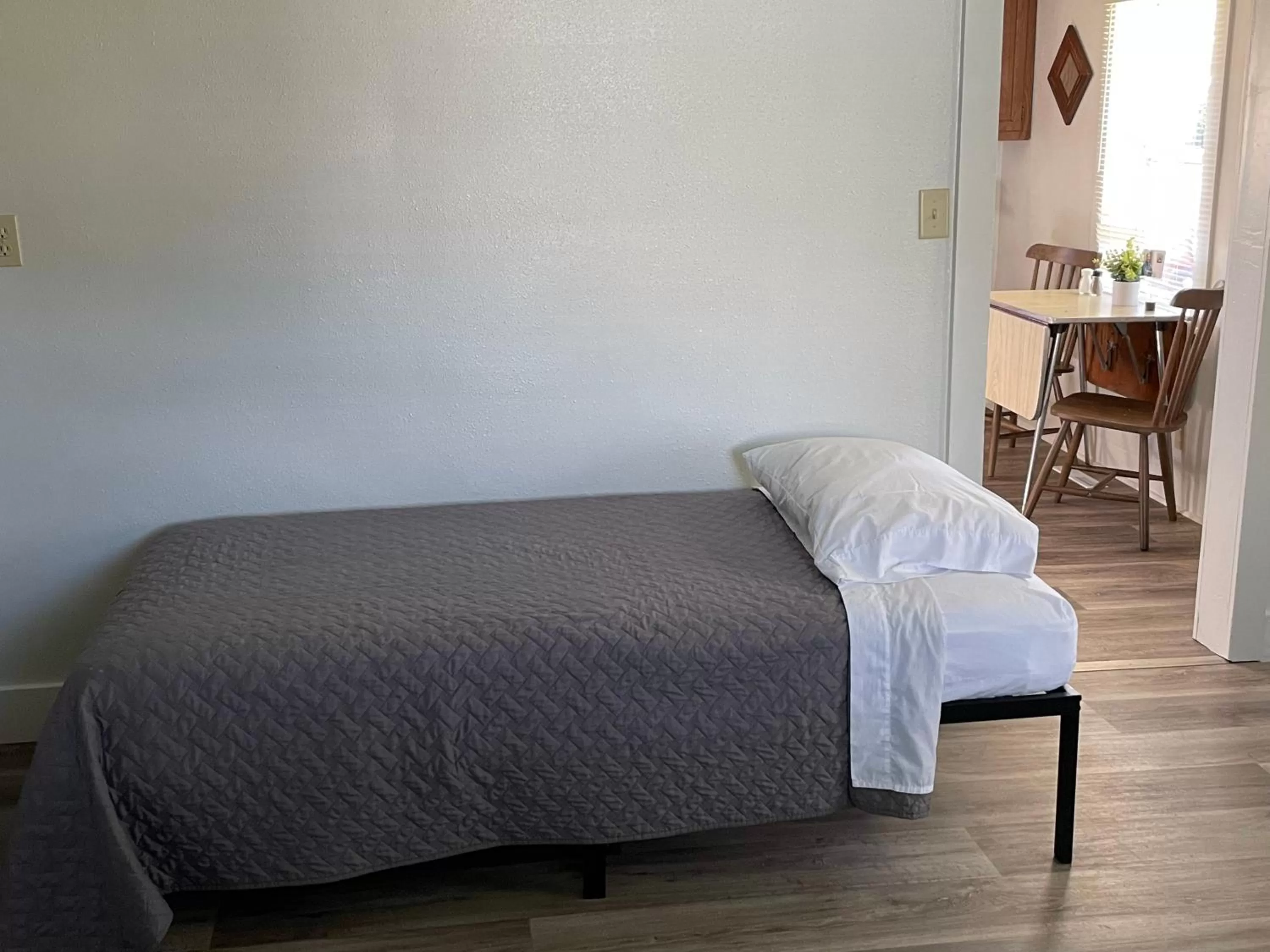 Bed in East Side Motel & Cabins