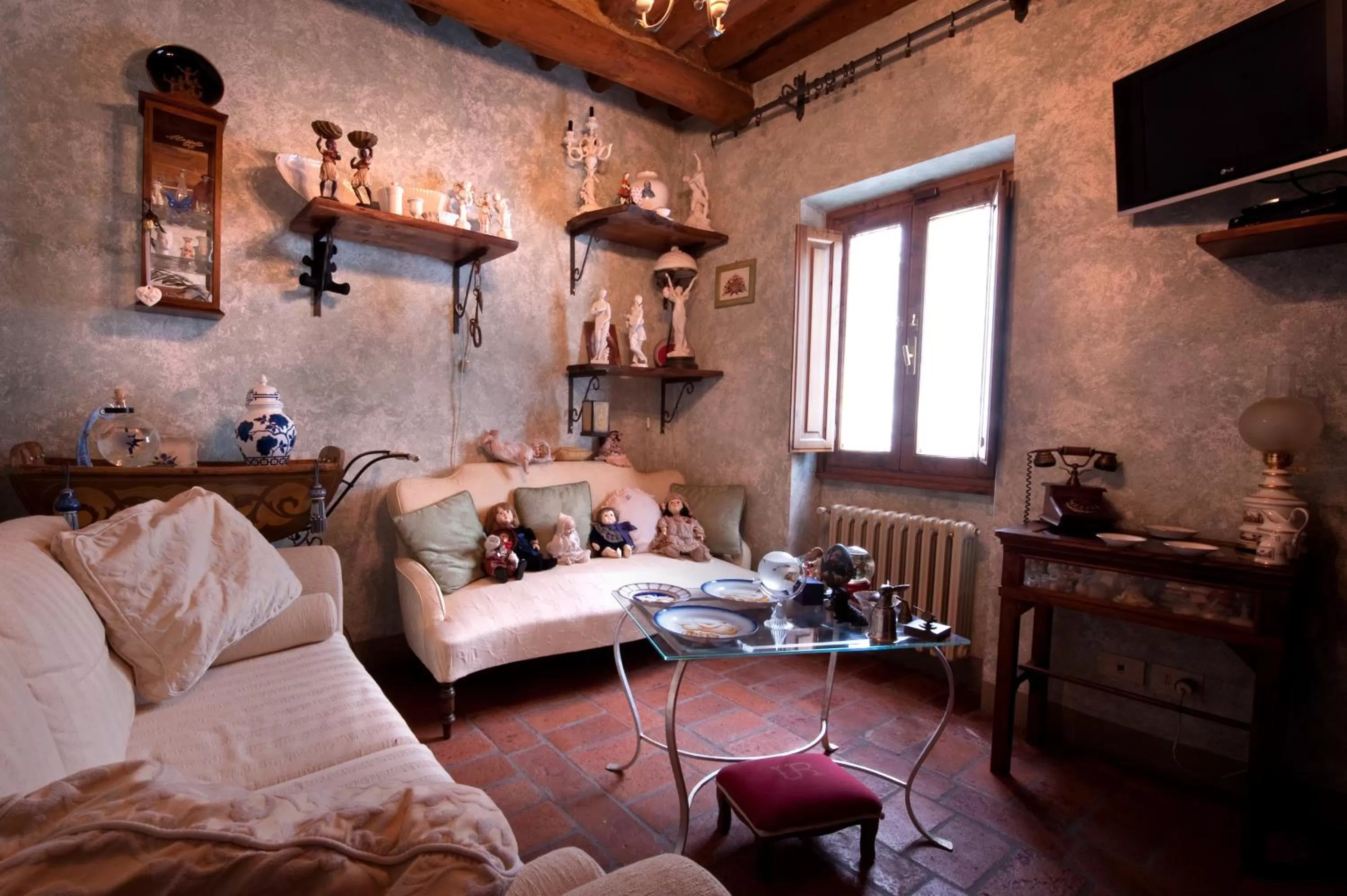 Decorative detail in Ulivo Rosso