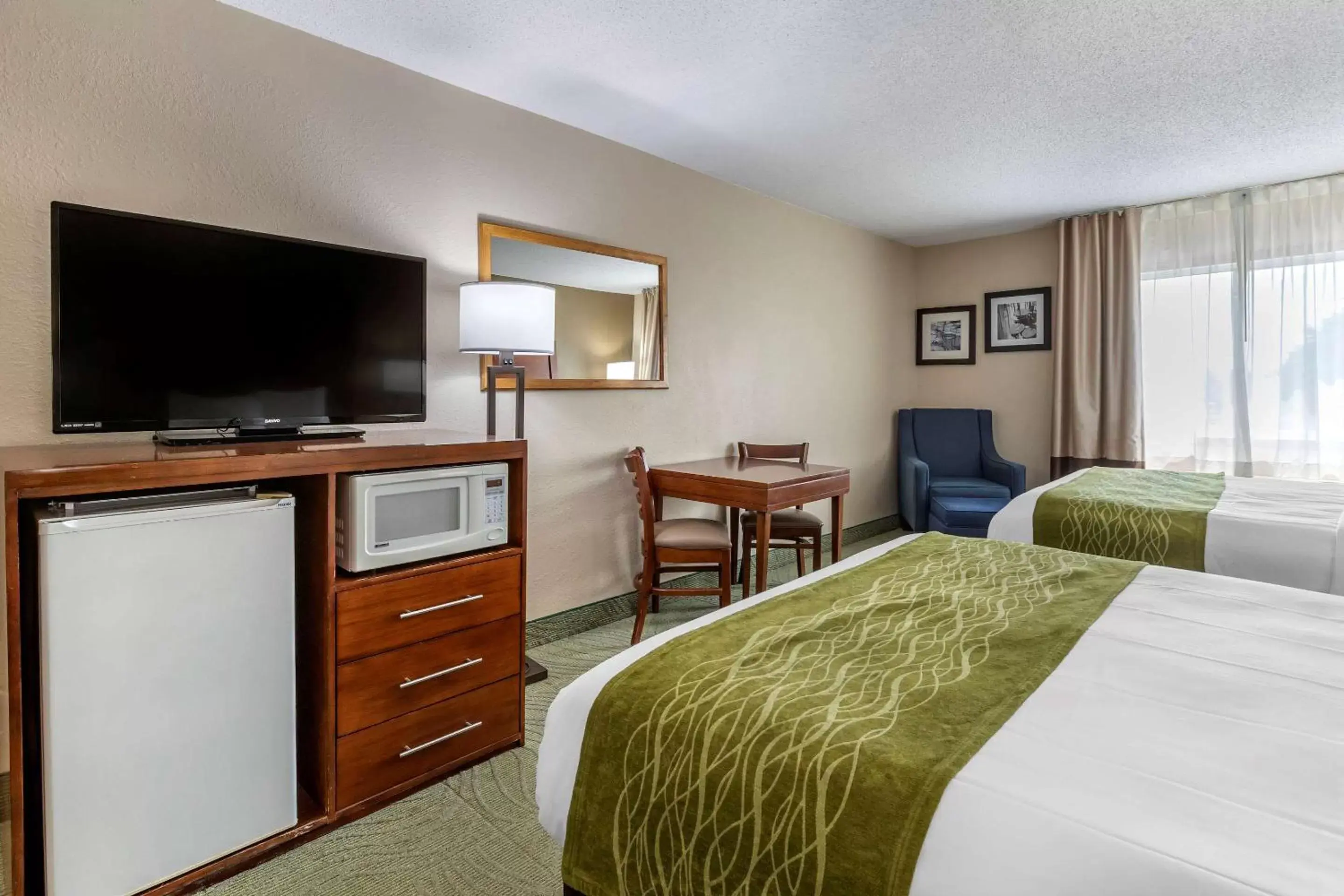 Photo of the whole room, Bed in Comfort Inn Muscatine near Hwy 61